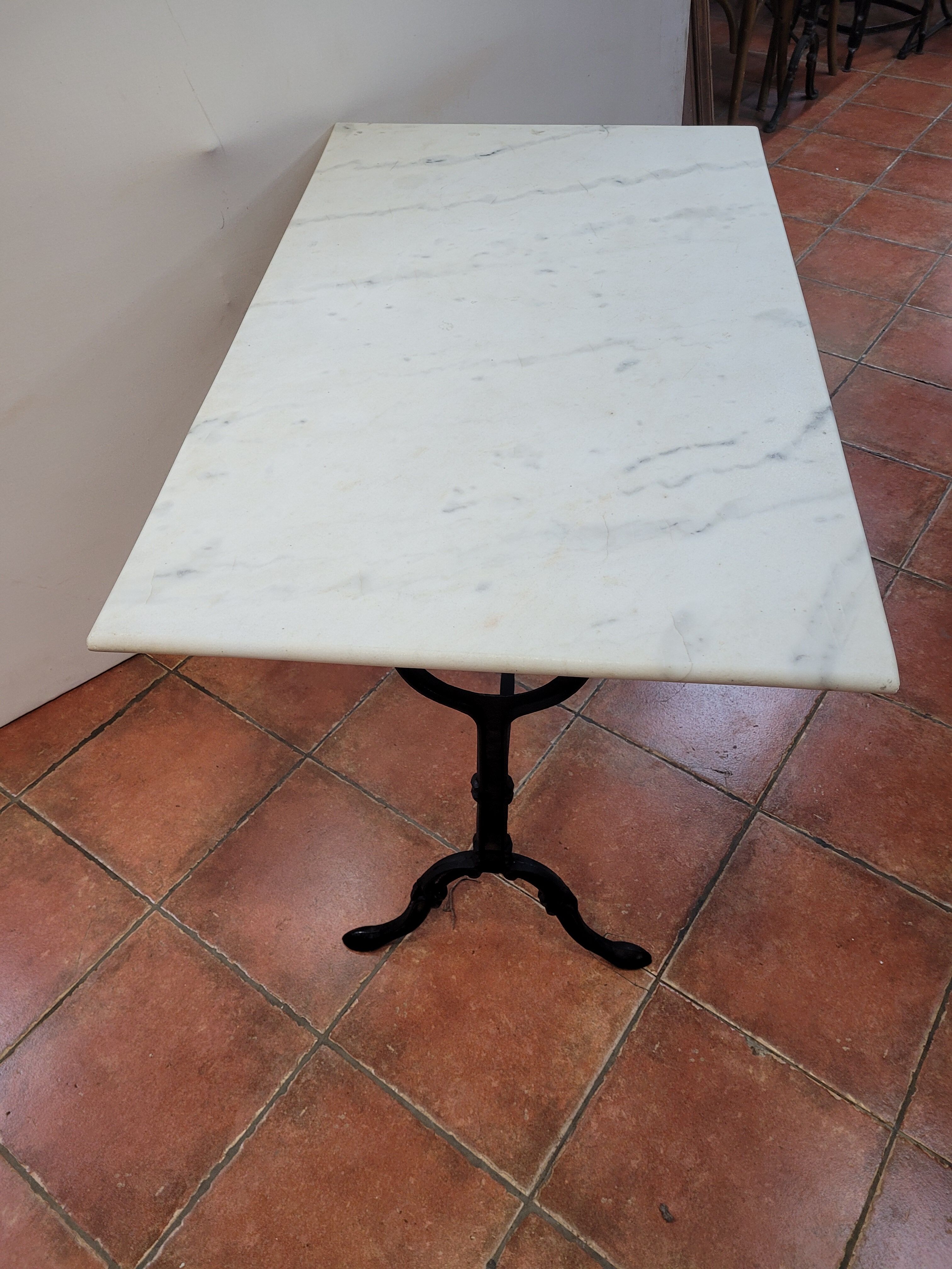Table de bistrot dessus marbre