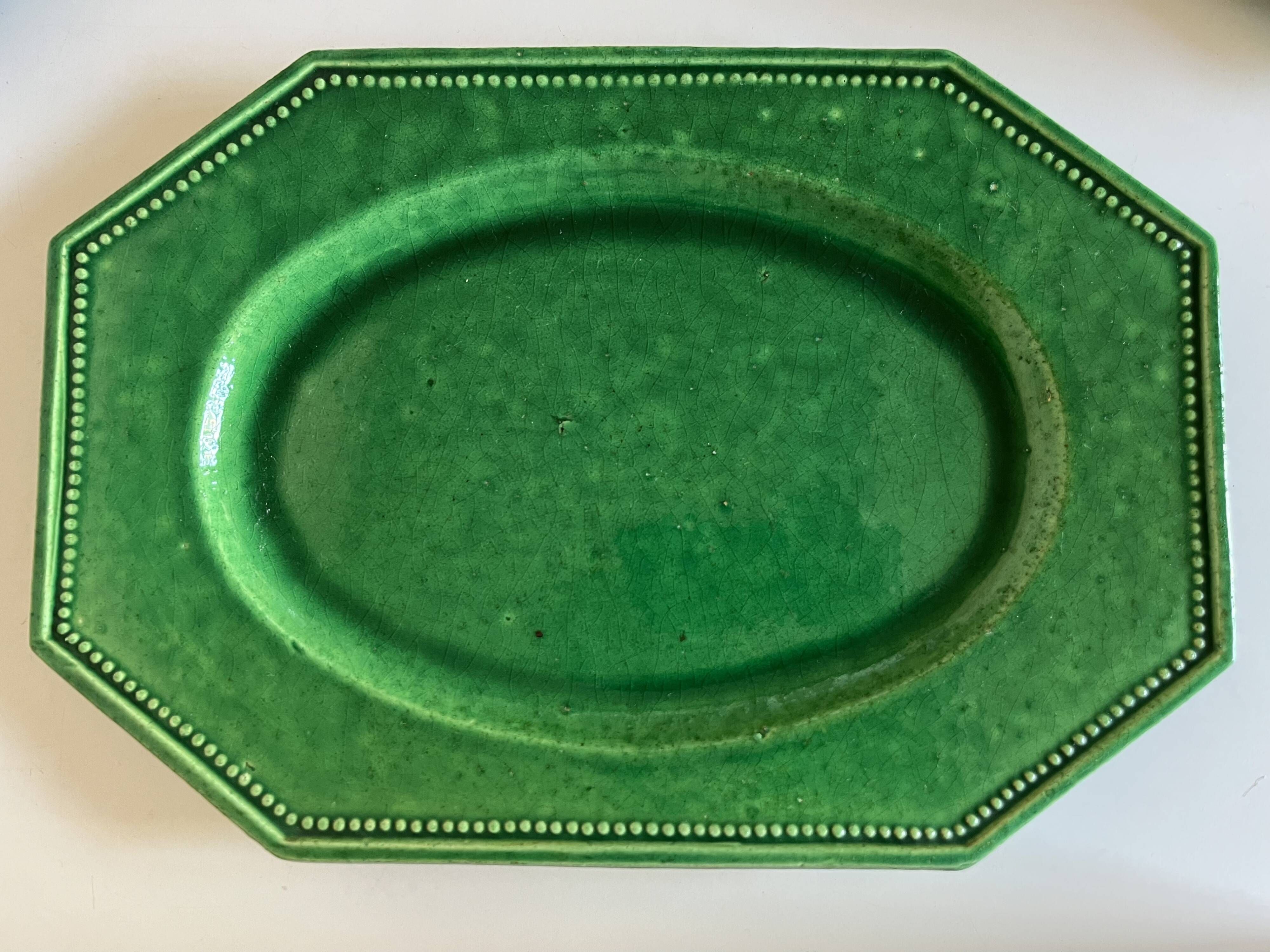 Plat néoclassique octogonal perles en terre vernissée vert XL