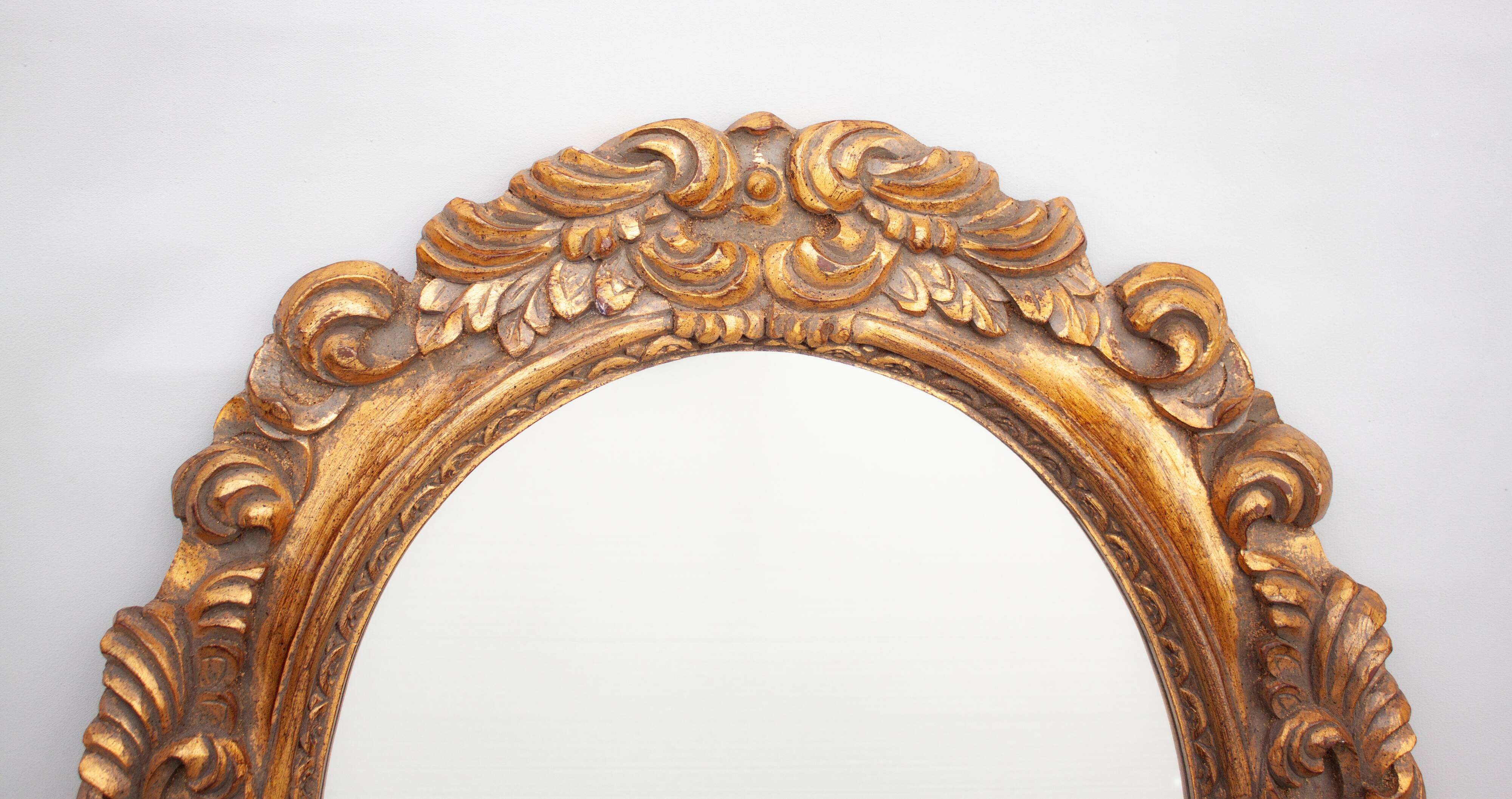Oval mirror in gilded and carved wood. Vintage mirror. Wall mirror.