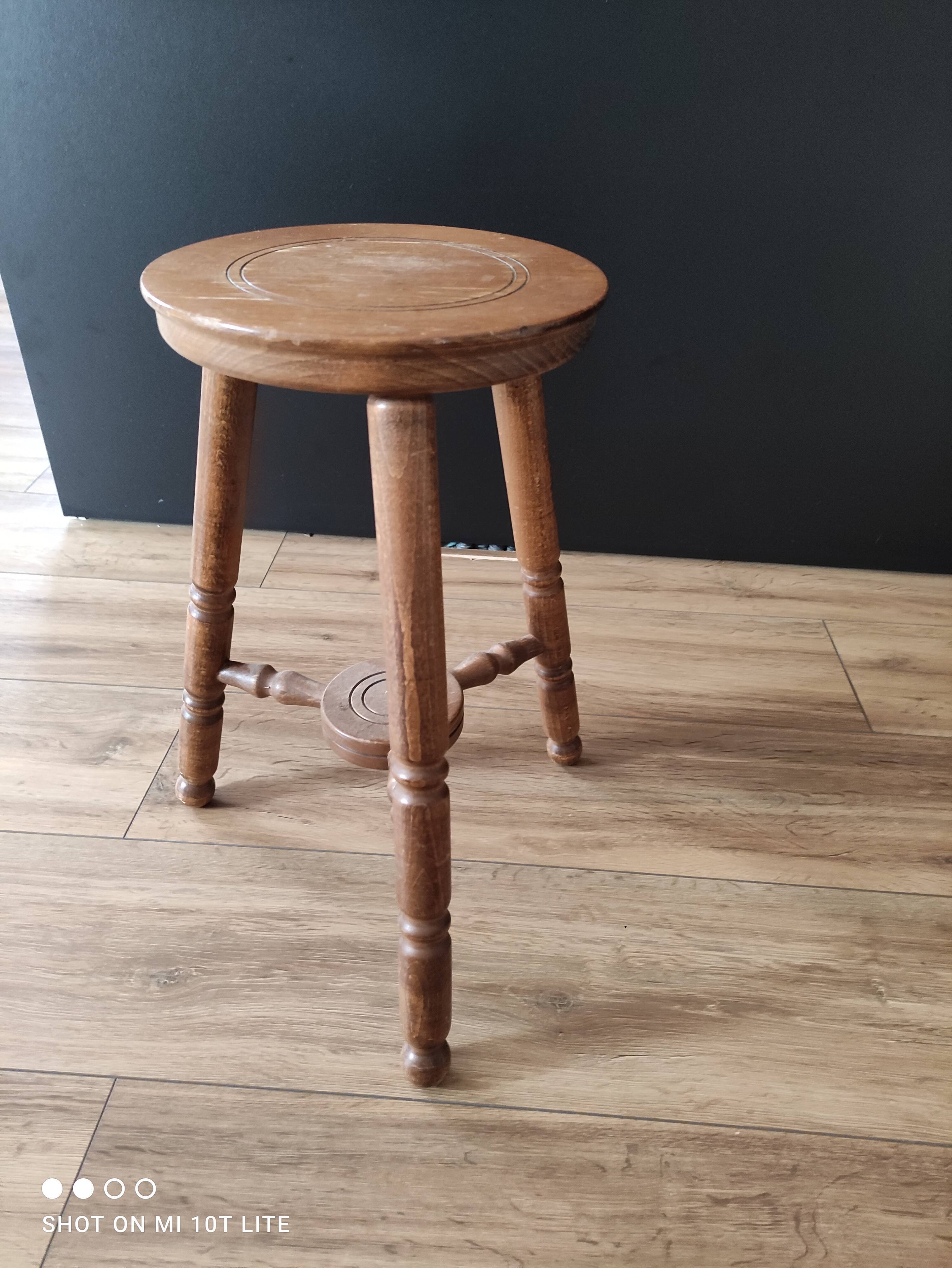 Tabouret tripode vintage en bois brun clair