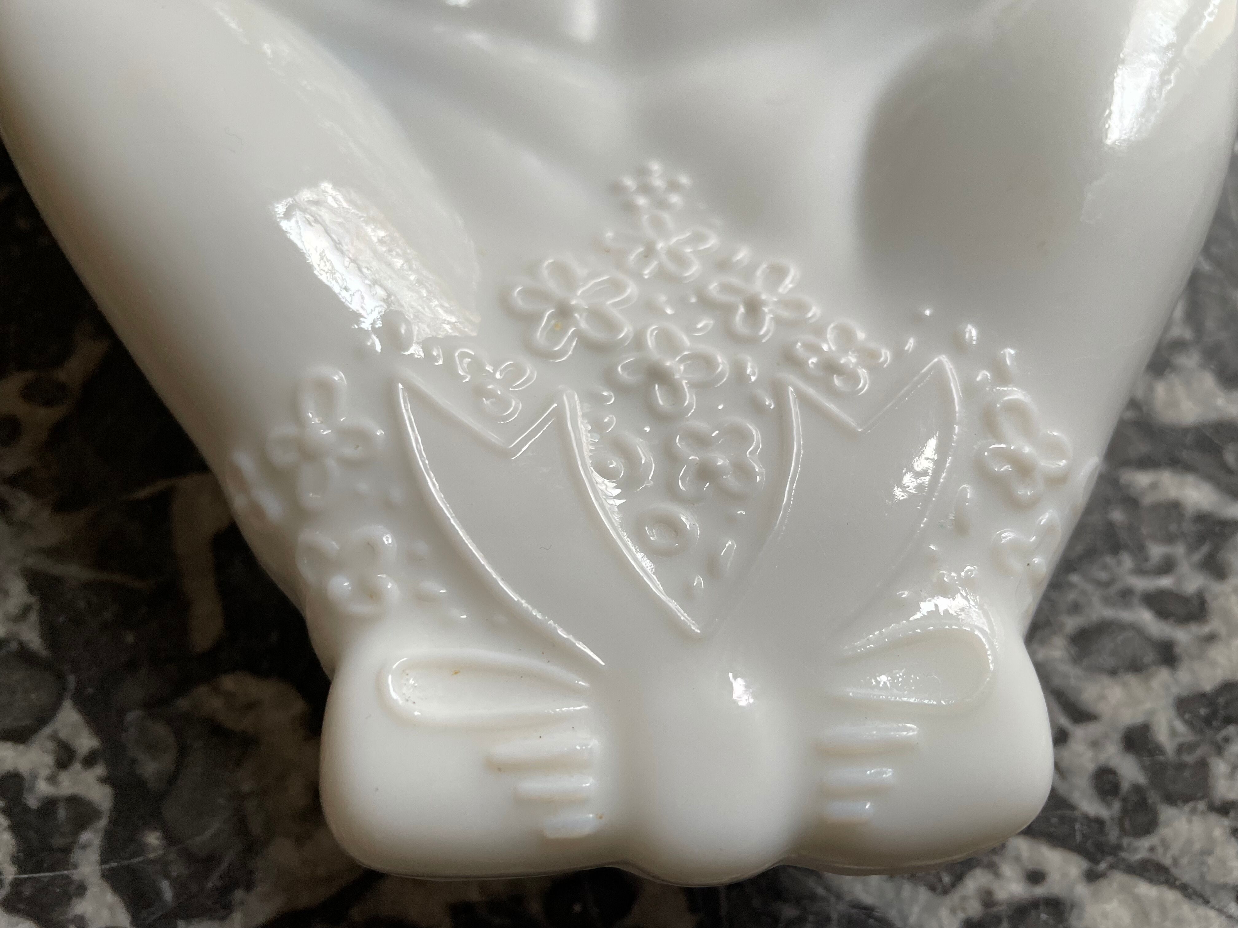 Empty pocket hands in opaline avon