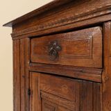 Armoire belge à une porte sculptée à la main du XVIe siècle en chêne massif