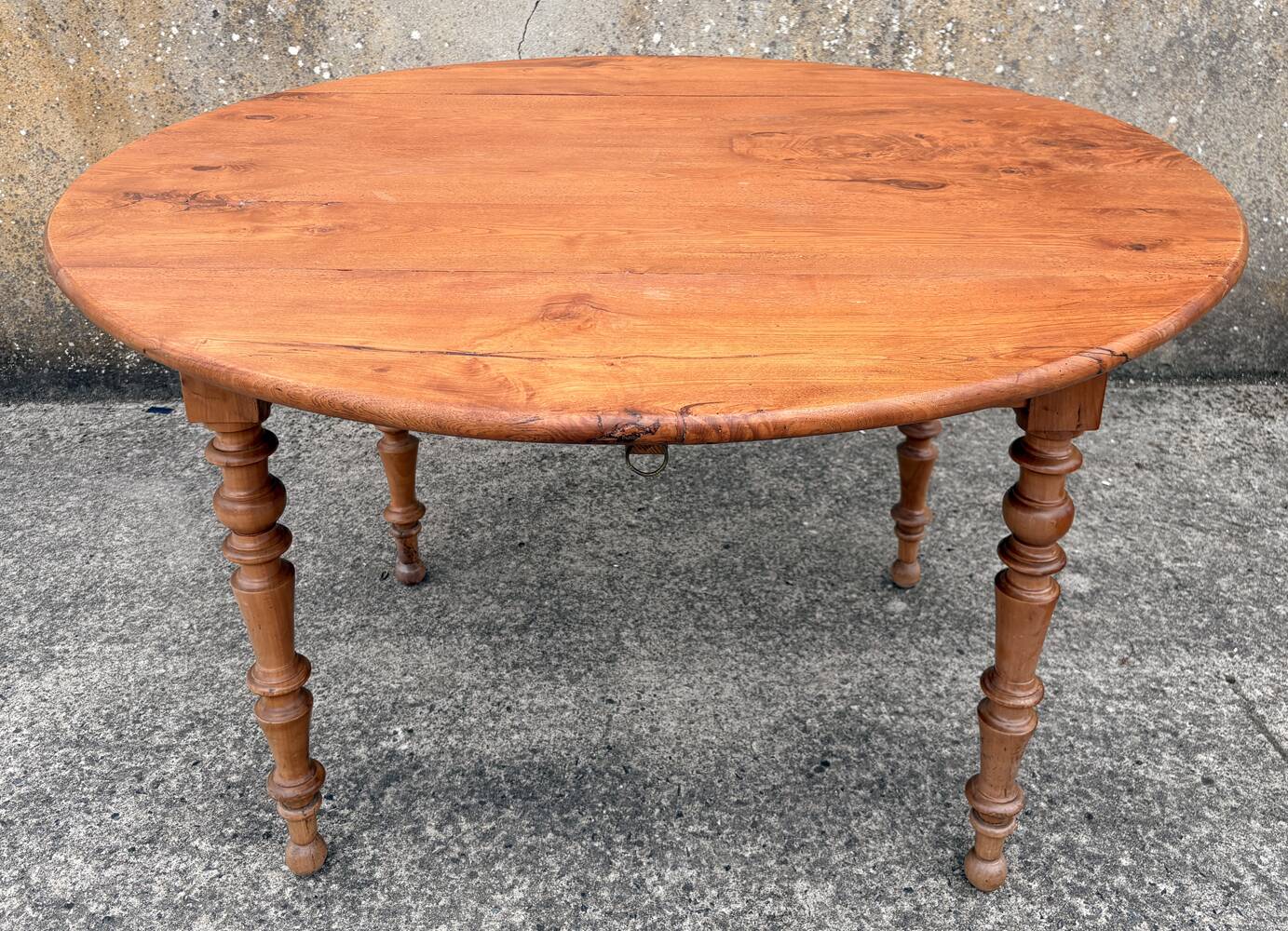 Round solid oak table with extensions, cabinetmaker's sliding mechanism,