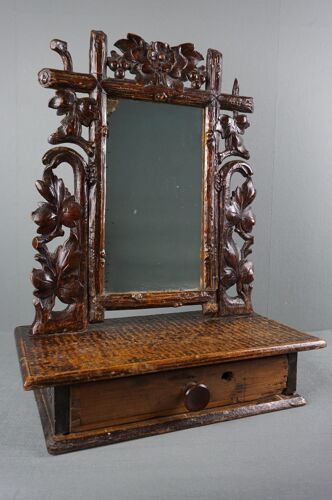 Coiffeuse à miroir en bois avec de belles sculptures