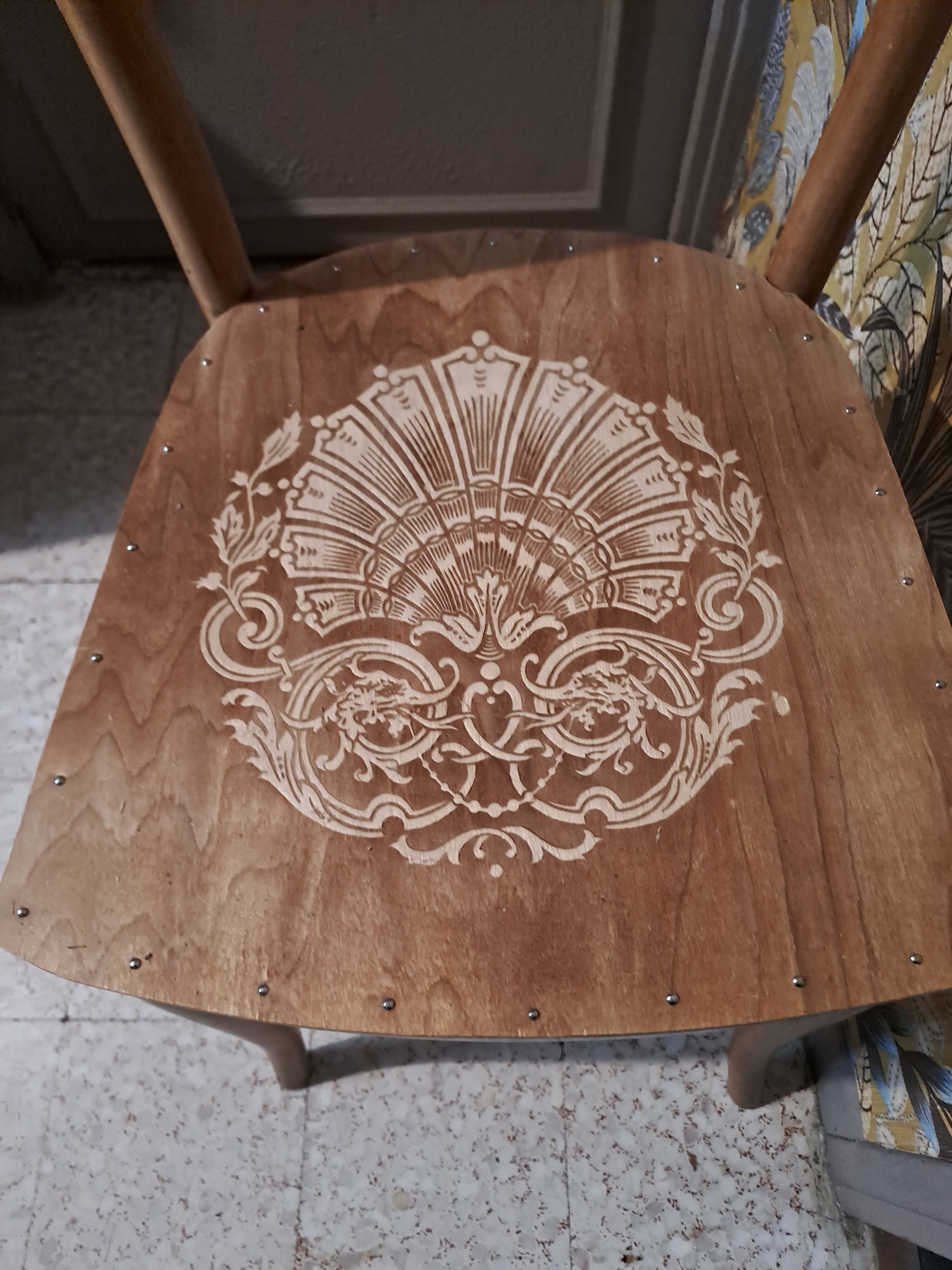 Chaise de style bistrot en bois blond 1940