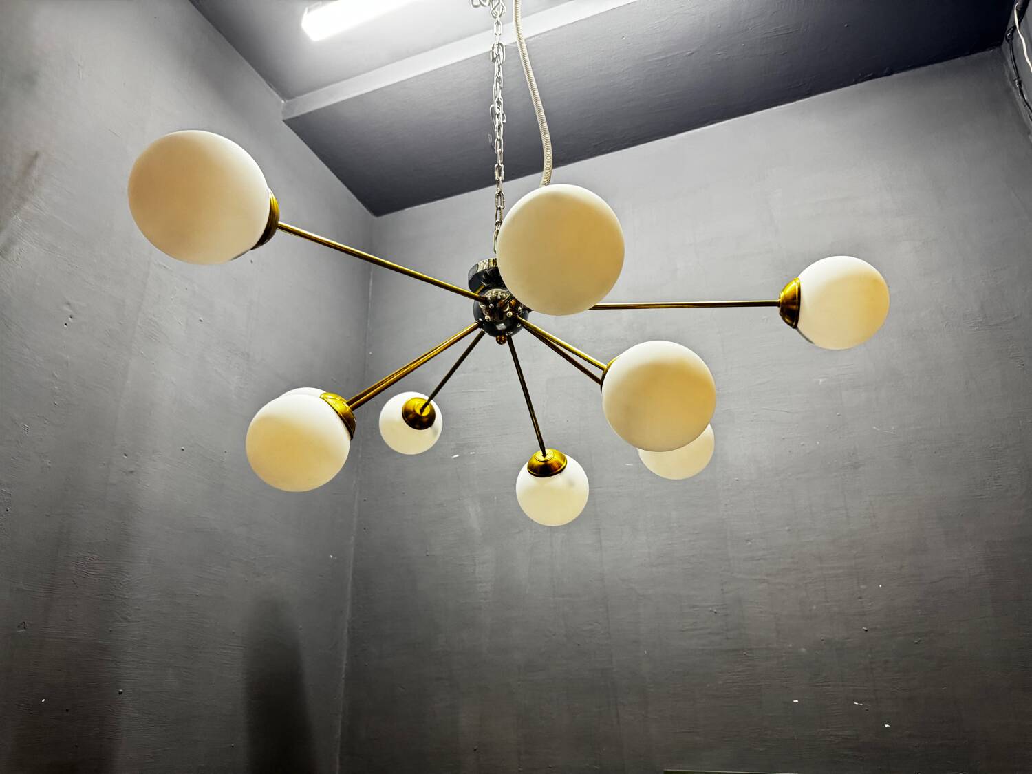 Post-Modern Sputnik Chandelier in Brass and Opaline Glass, Italy, 1980