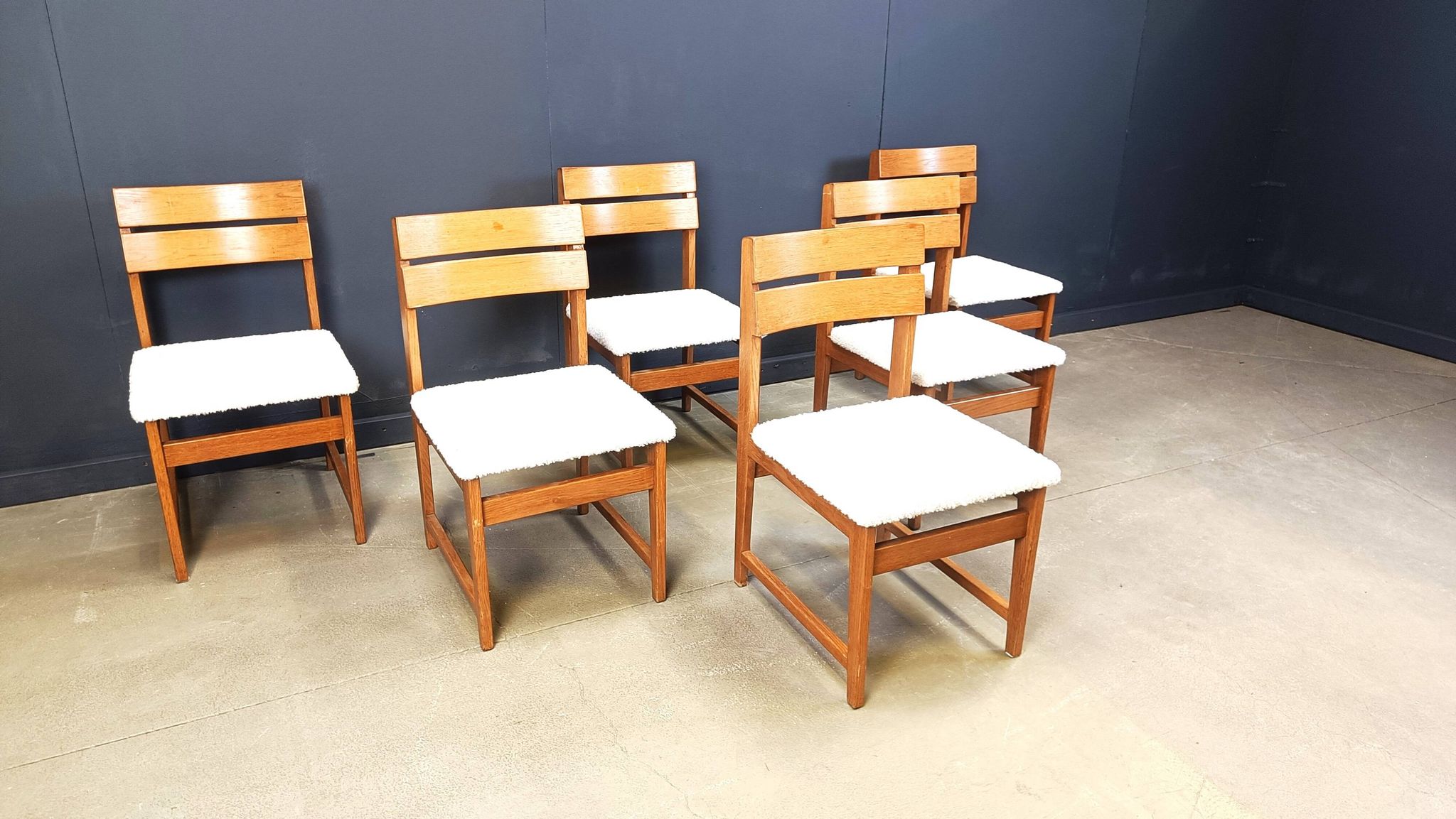 Set of 6 brutalist oak and bouclé fabric dining chairs, 1970s