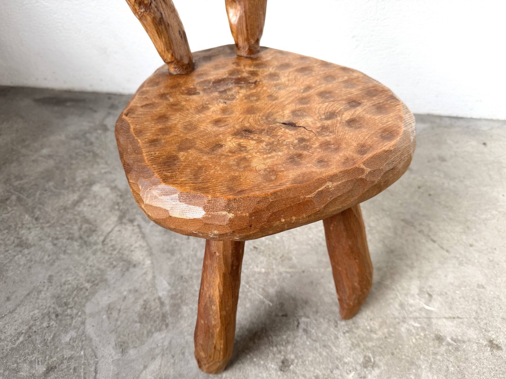 Petite chaise sculptée à la gouge