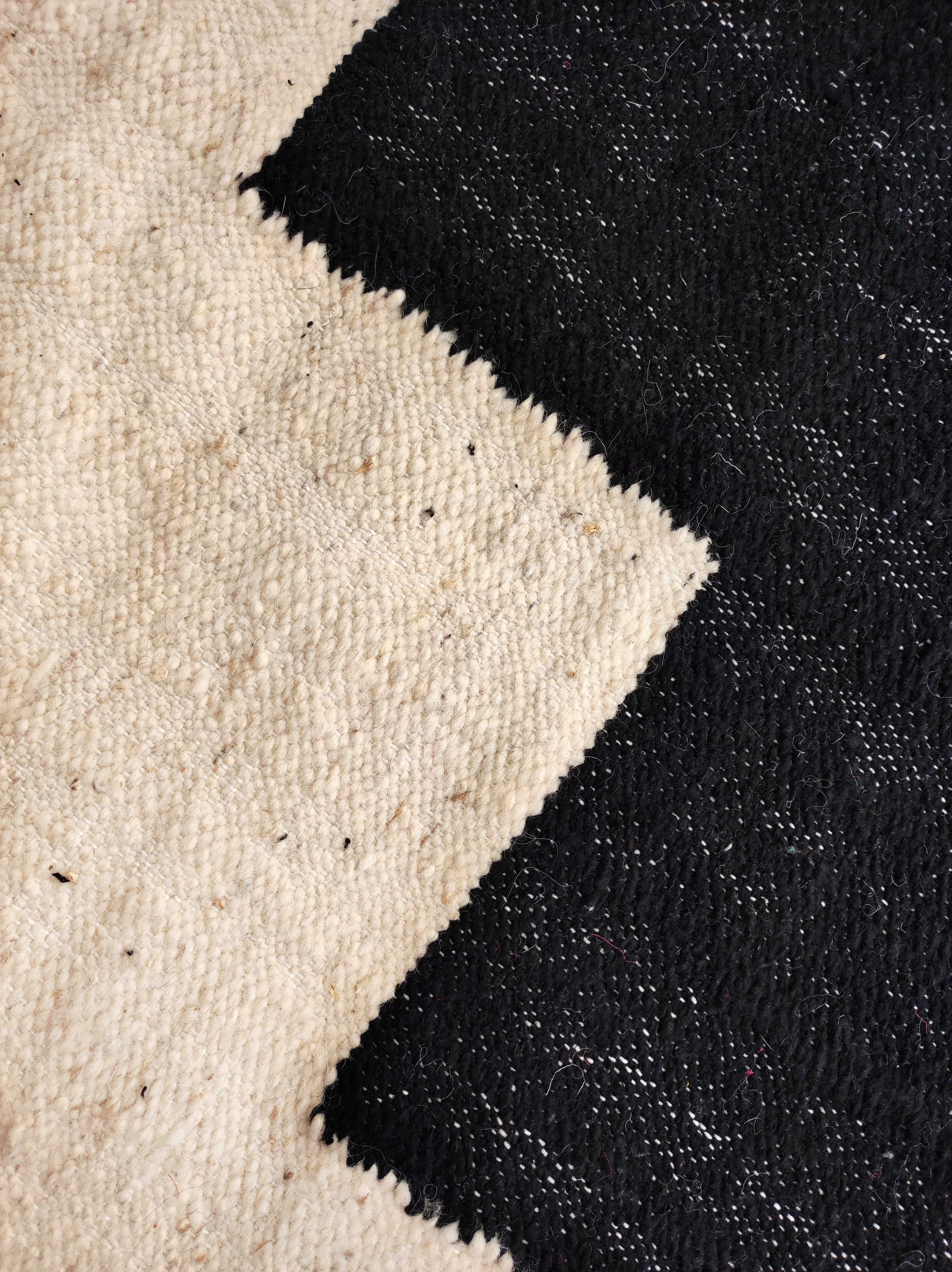 Tapis kilim berbère marocain écru à motifs graphiques noirs 300x194cm