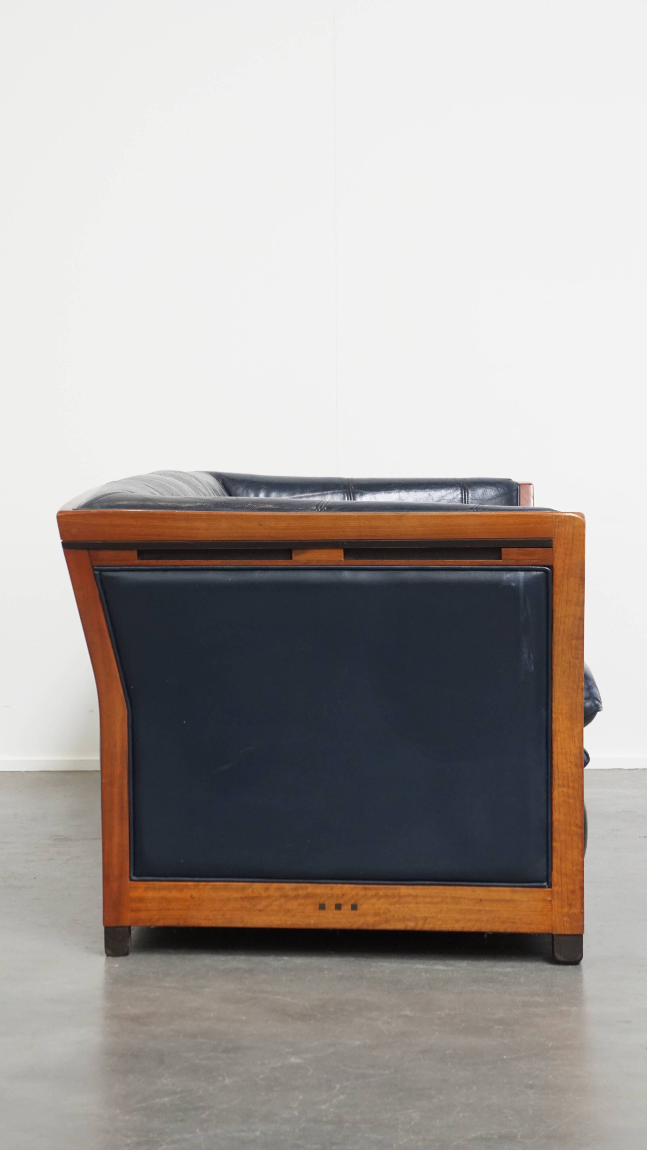 Canapé Art Déco 2,5 places avec boiseries et cuir de vachette bleu foncé