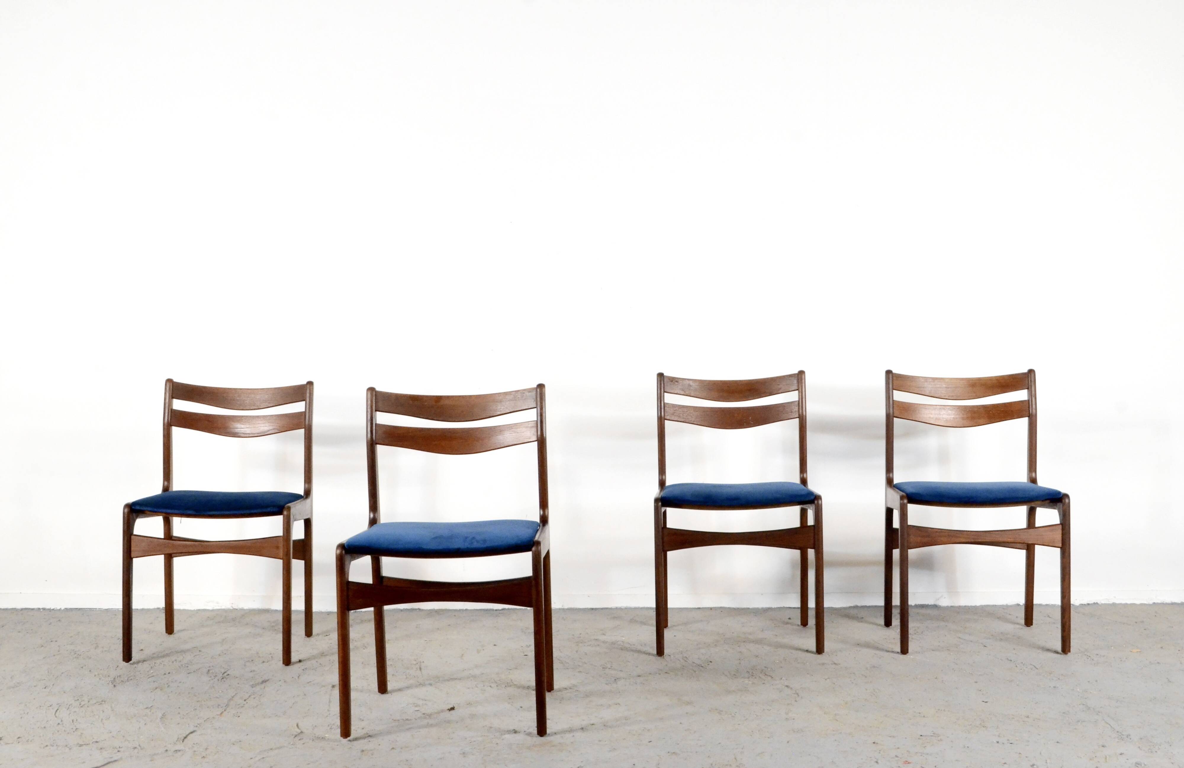 4 chaises en teck et velours bleu marine, milieu XXème