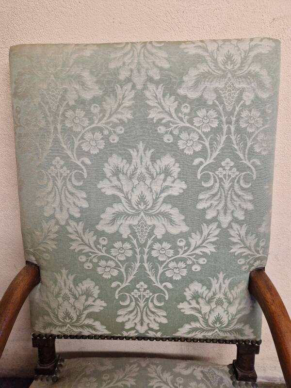 Ancien fauteuil de style Louis XIV en bois mouluré et tissu façon damassé