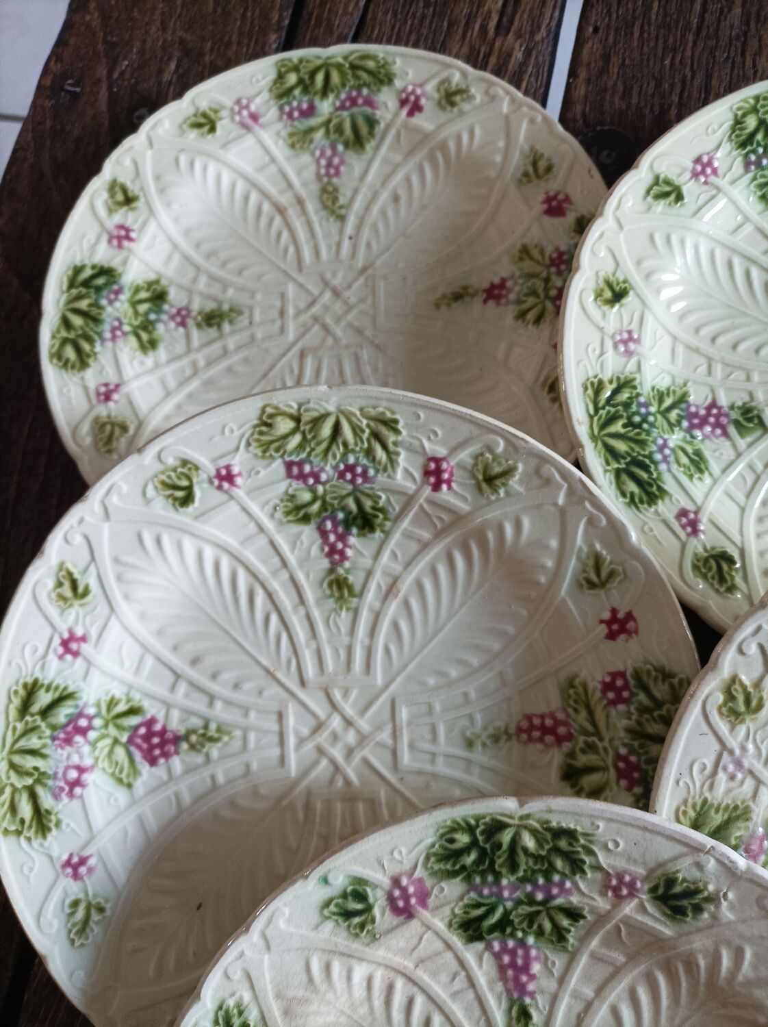 11 dessert plates in slip decorated with grapes Les salins