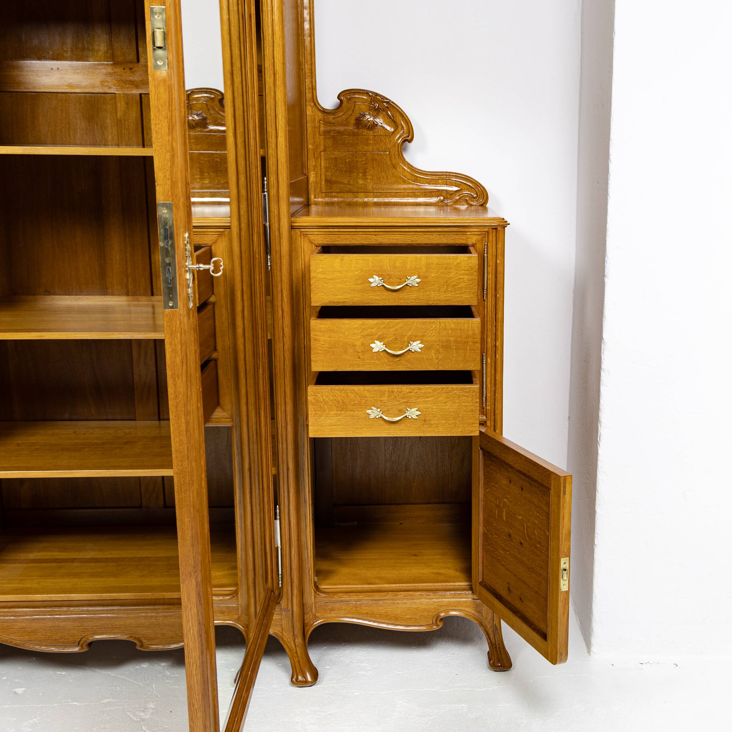 Large Art Nouveau linen cupboard in oak and mirror - 1900-1920