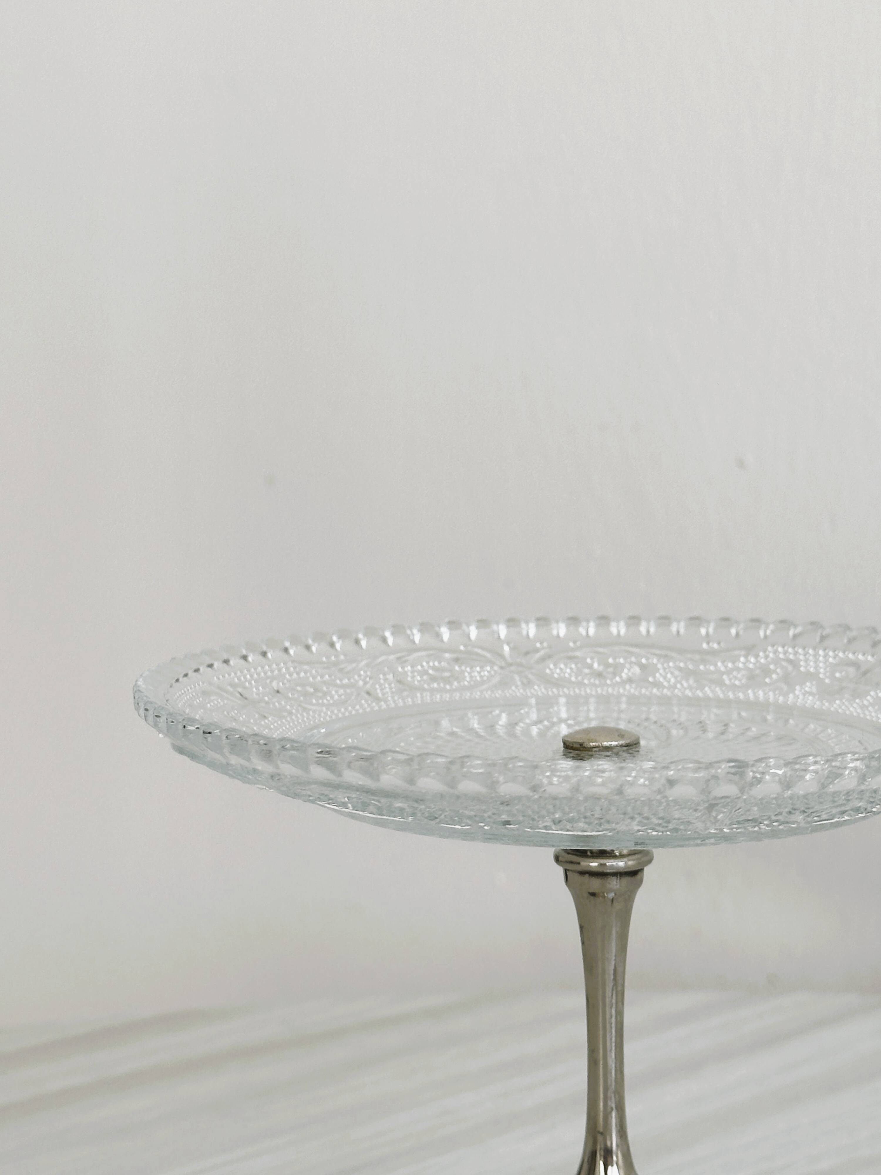 Bowl on a foot in worked glass and elegant metal