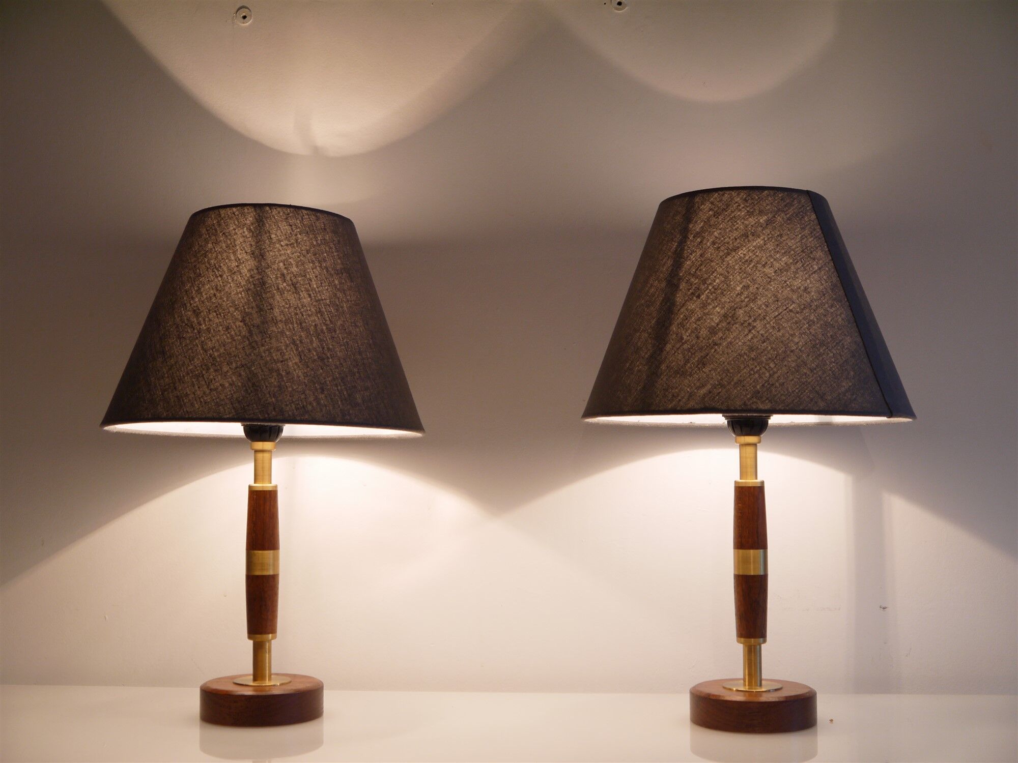 Paire de lampes vintage en teck et laiton