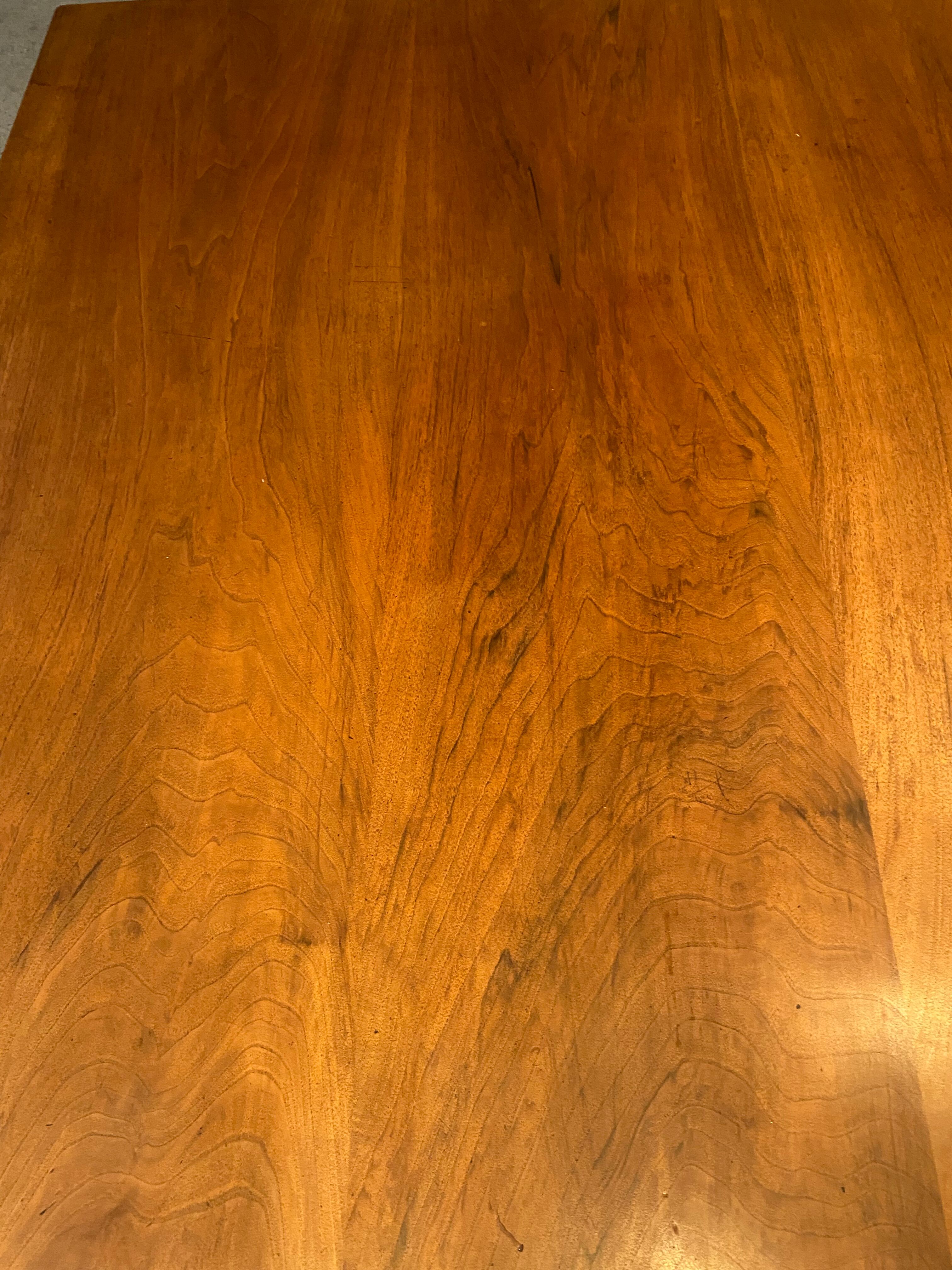 Table ancienne en noyer massif