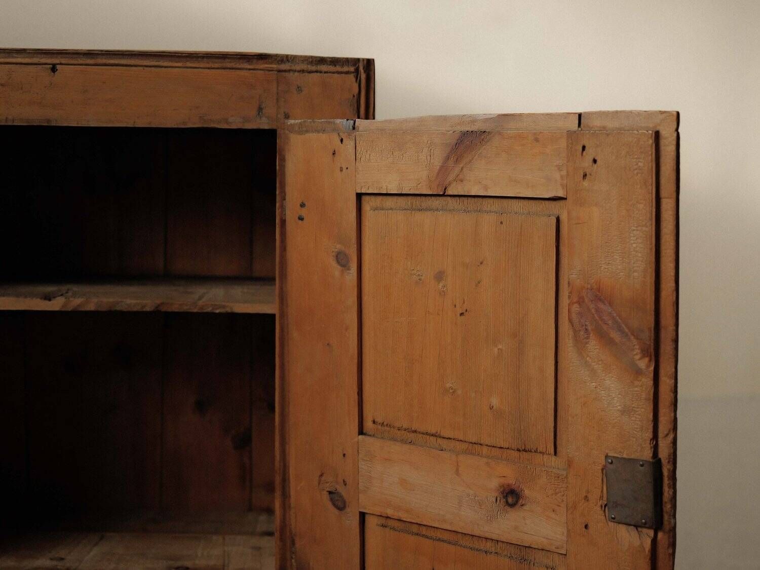 Alpine furniture in solid larch – Folk art – Savoy, 19th century