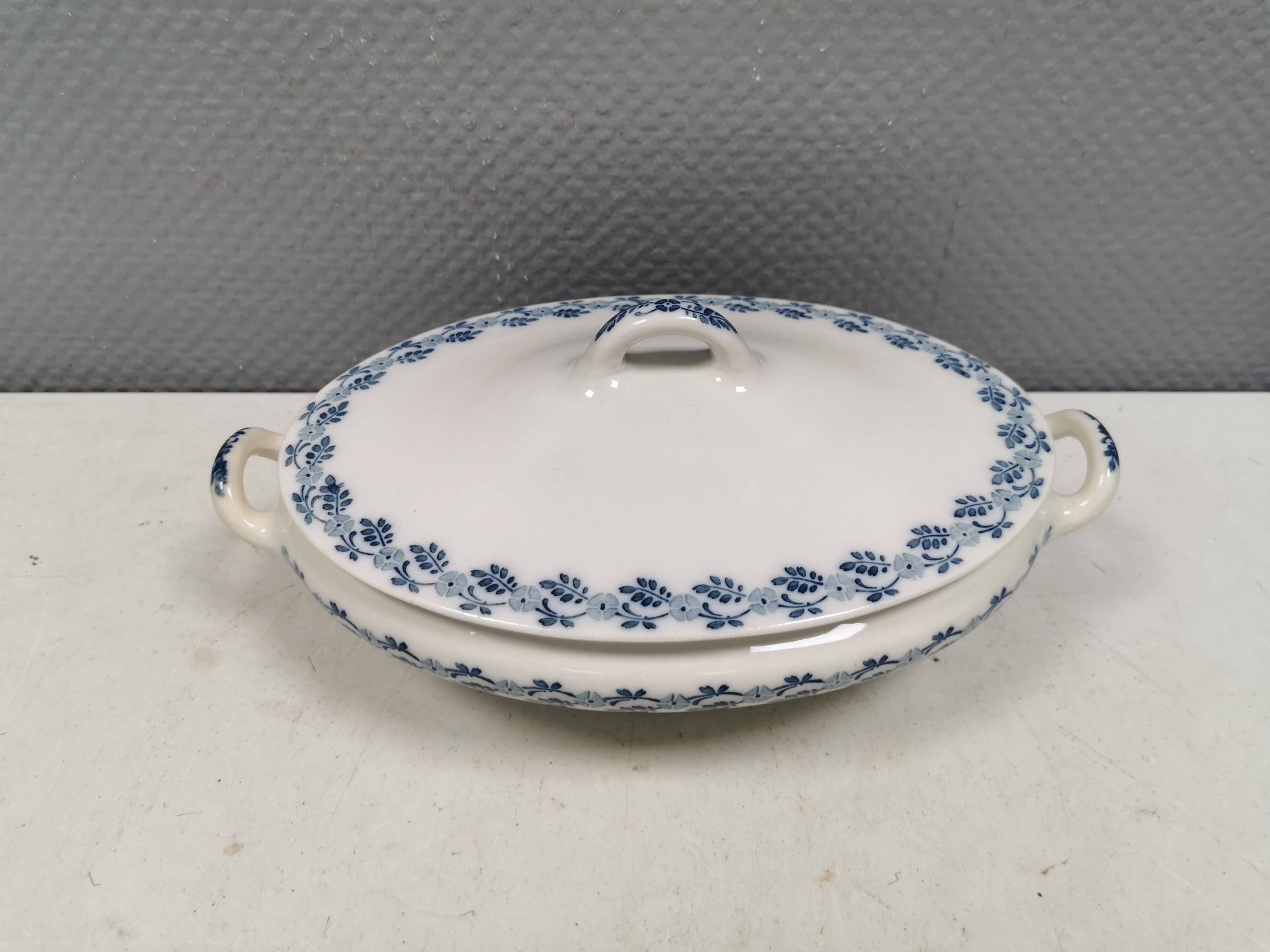 A very old Villeroy & Boch soup tureen. From about 1910-1920.