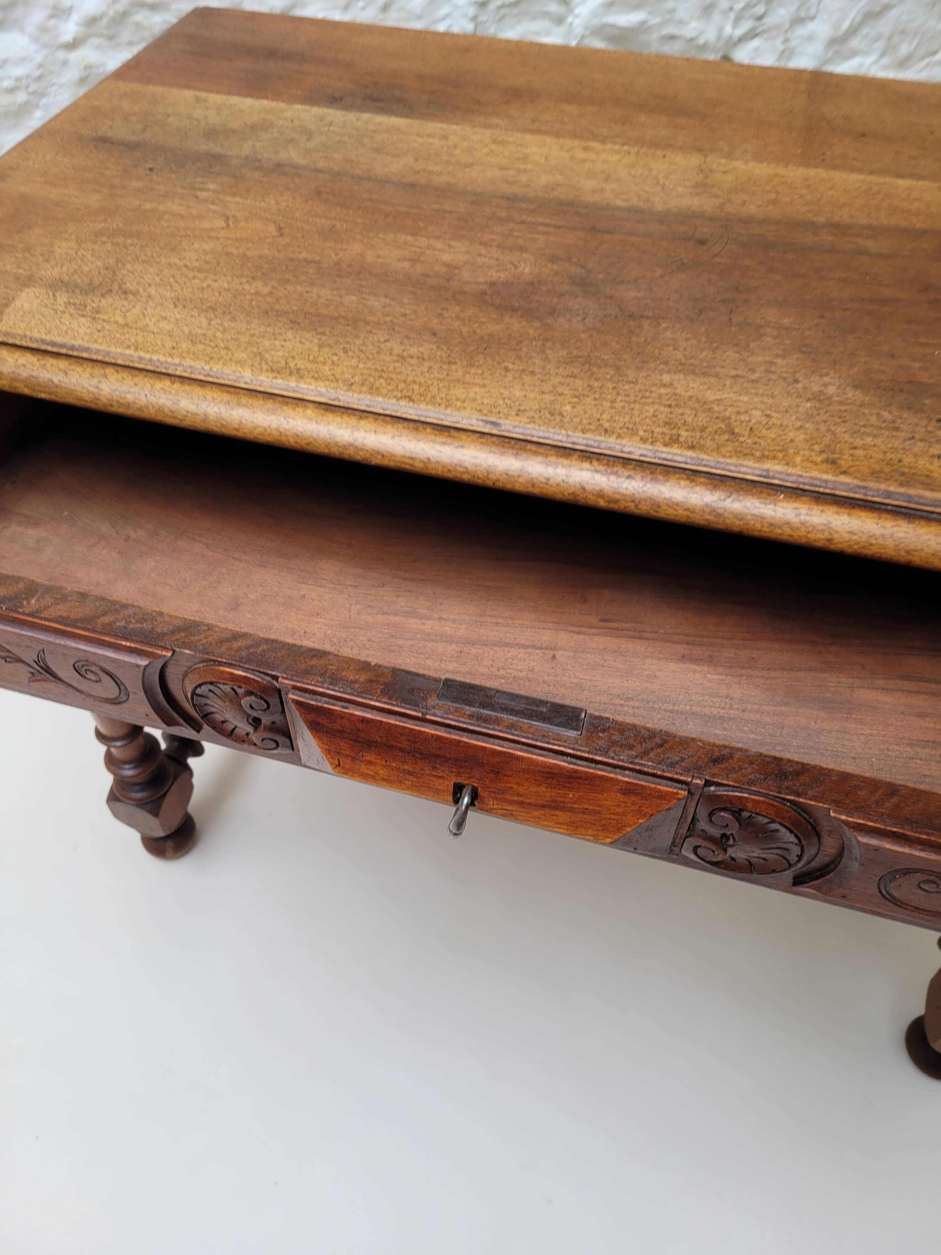 Ancienne table a ecrire bois perlé Louis XIII