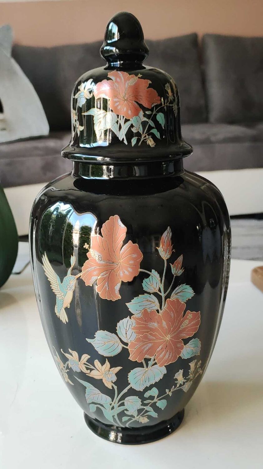 Vase with lid. decorative asian potiche with undulations. floral motifs/exotic bird. exclusive décor, made in italy. high 30 cm