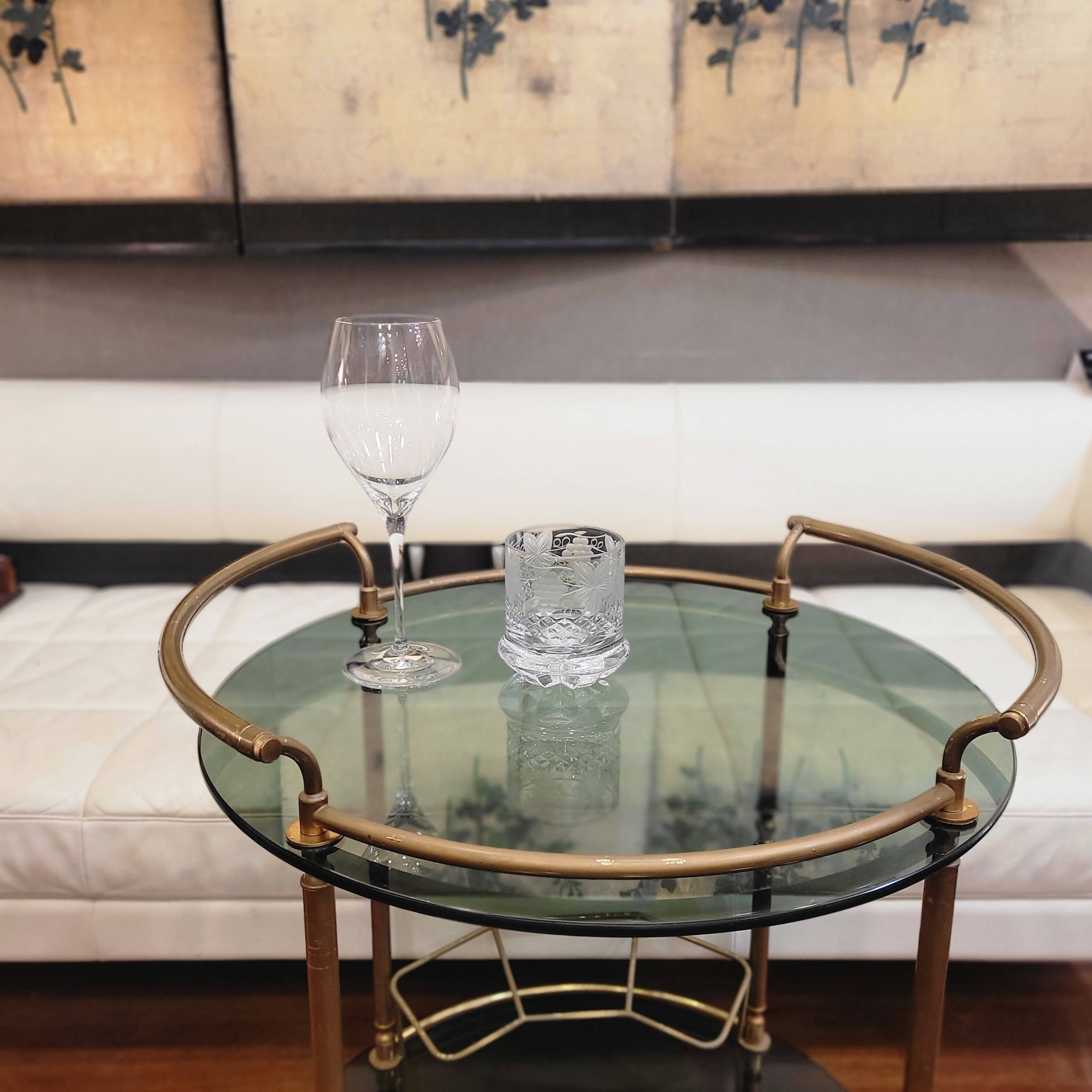 Auxiliary table / Barcart / Camarera Mid-century, Latón golden and crystal ahumado, 70's – Italia