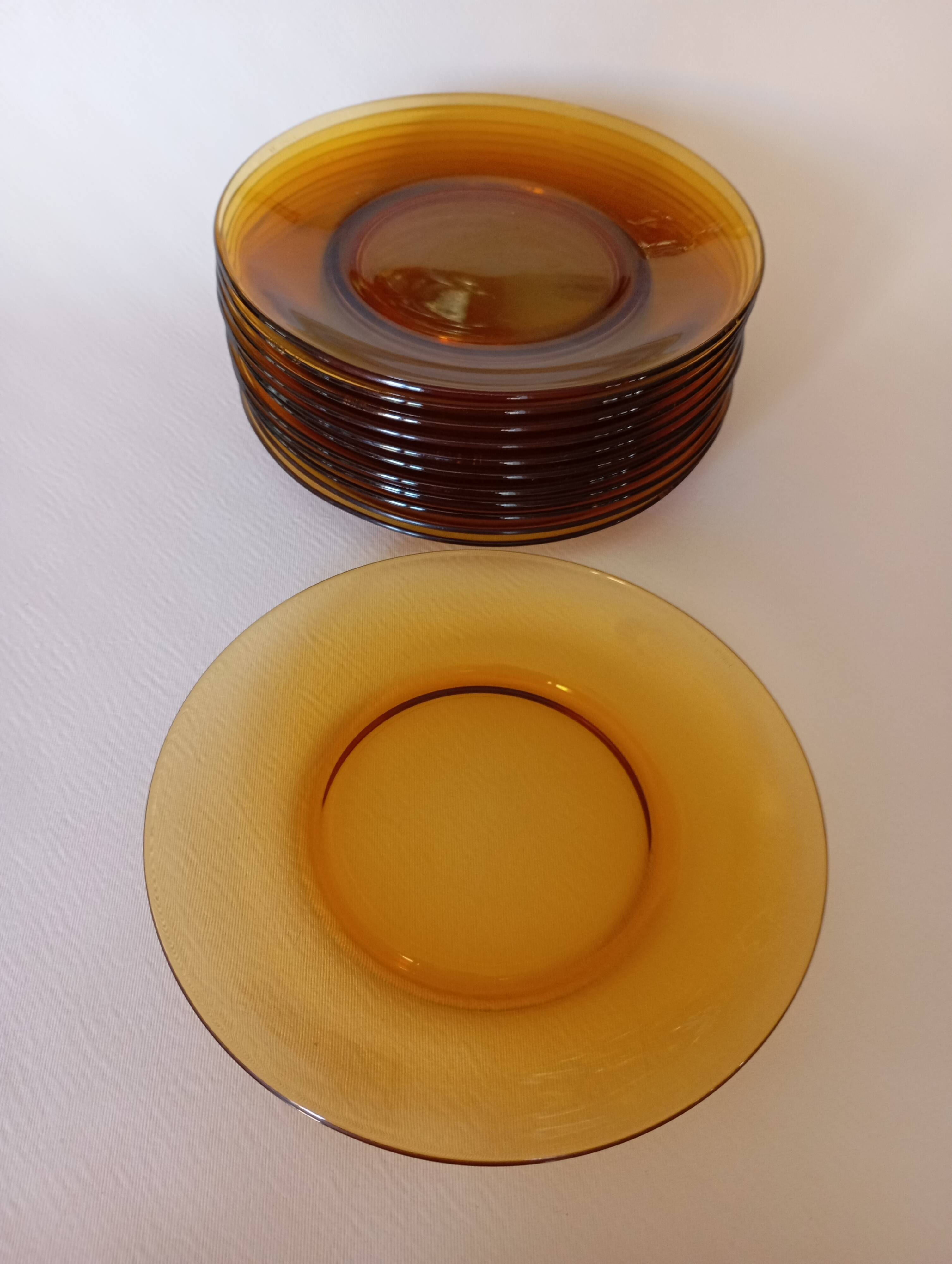 12 assiettes plates Vereco ambre