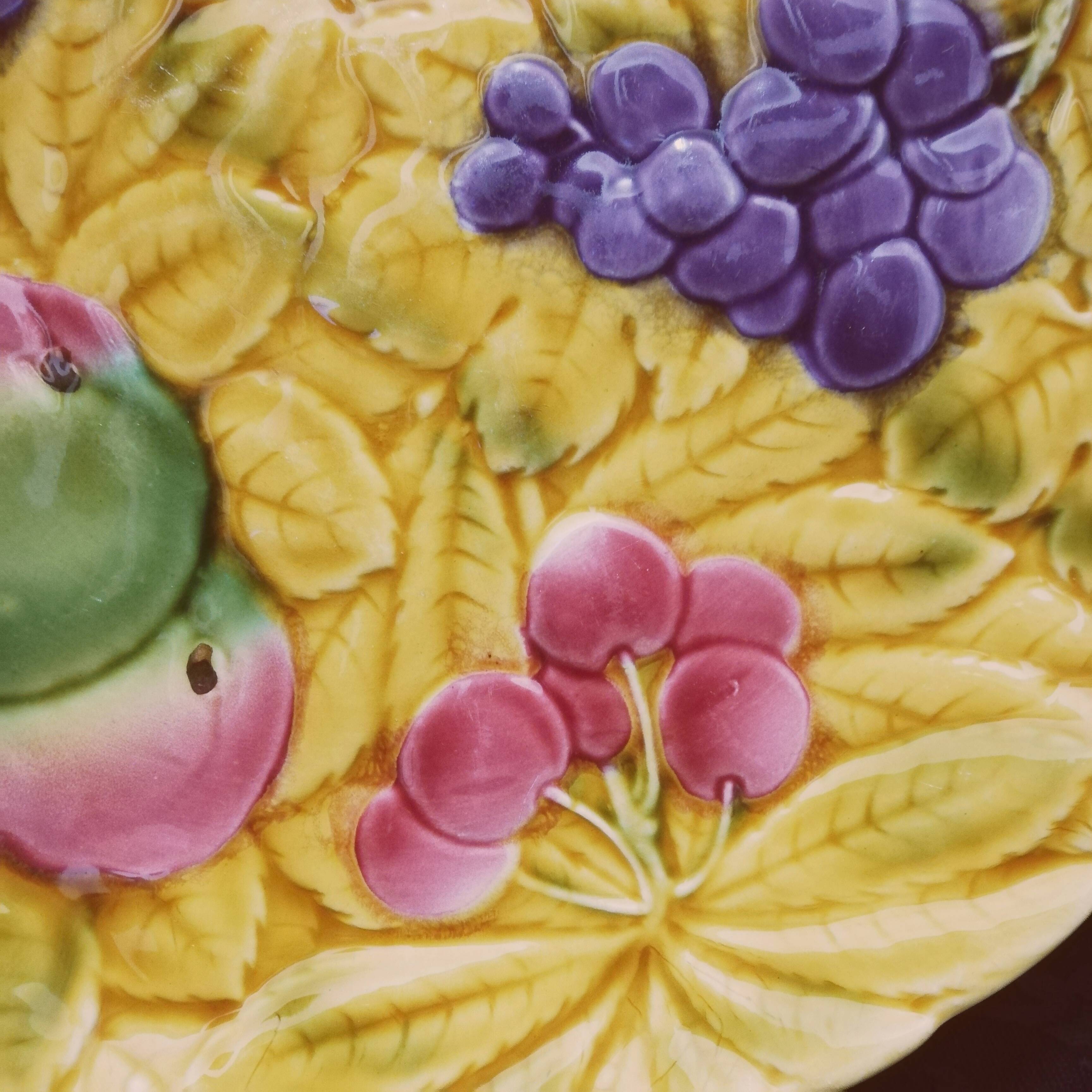 Plat à dessert en barbotine