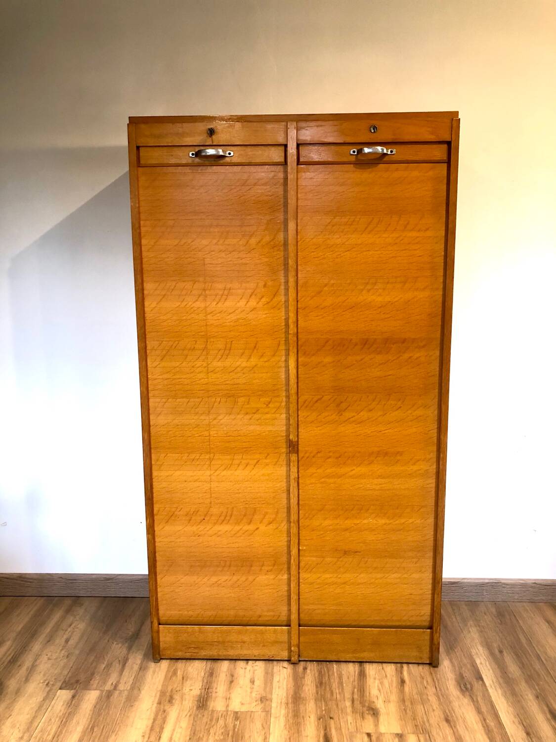 Double curtain filing cabinet