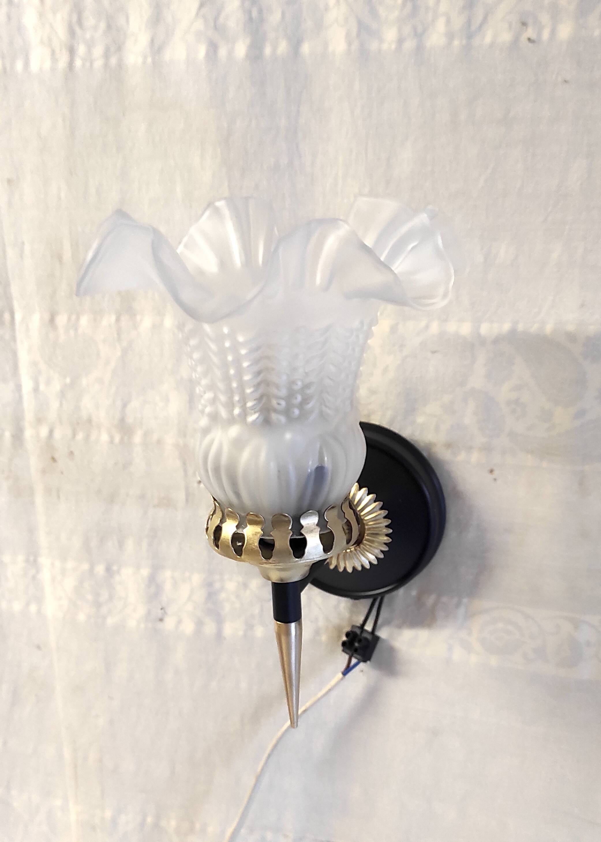 Art Deco wall light in brass with glass shade - mid 20th century.