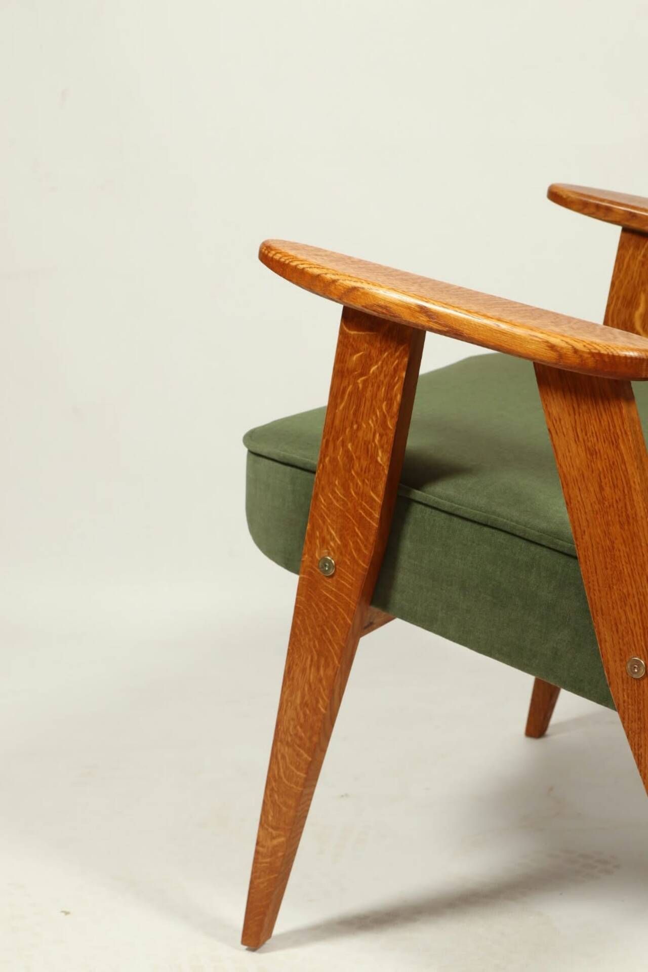 Fauteuil vintage vert mousse, bois de chêne, entièrement restauré