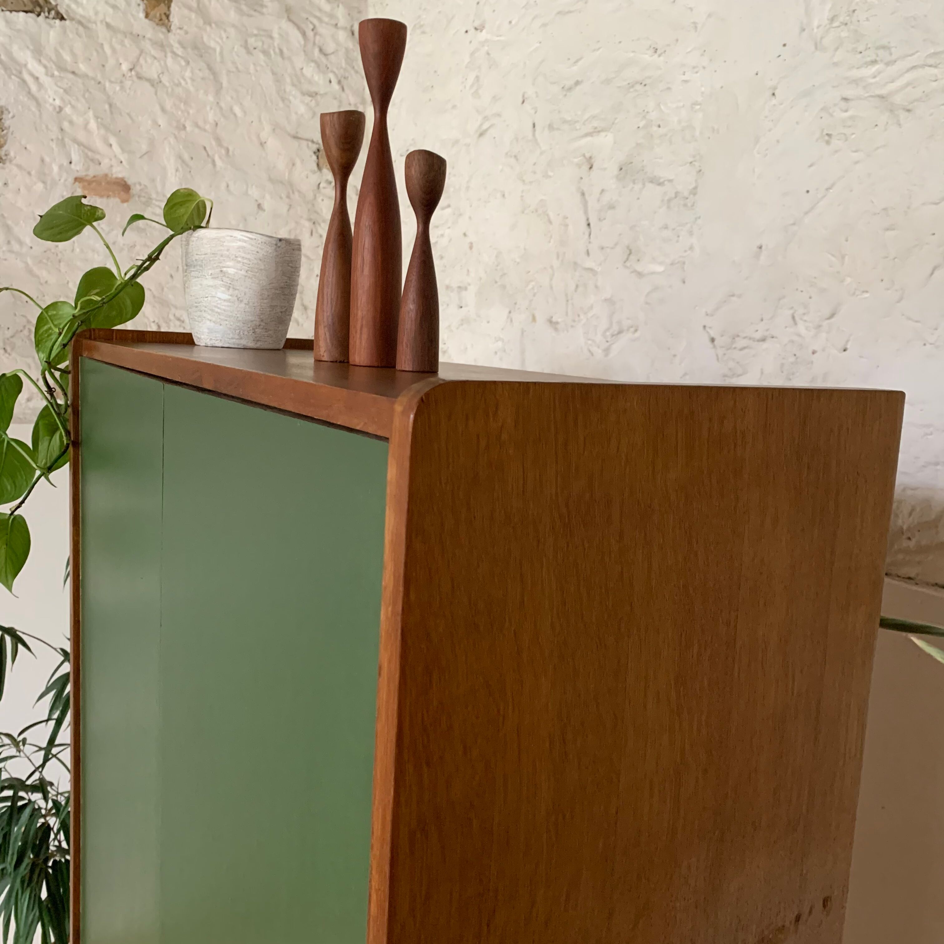 Armoire verte en chêne vintage