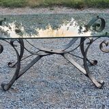 Table basse des années 70 en fer forgé plateau en verre bec de corbin