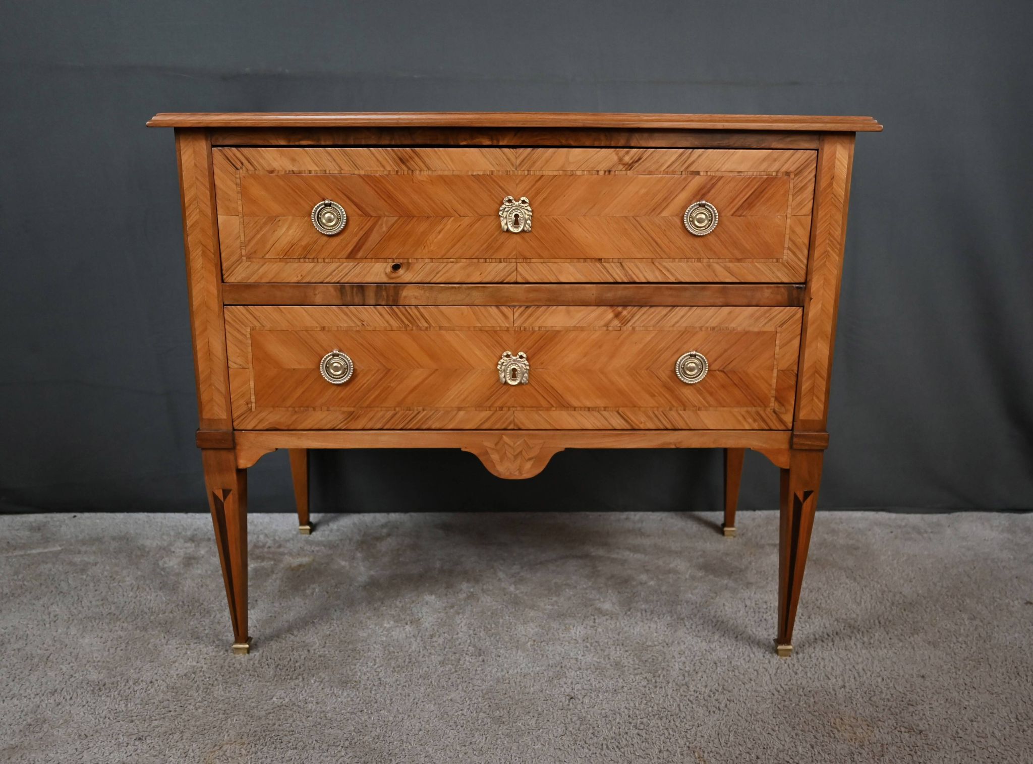 Commode Sauteuse en Marqueterie, Style Louis XVI – 1re partie XXe