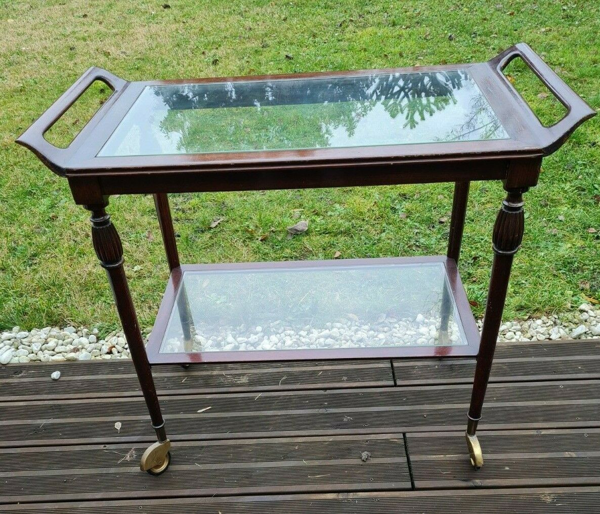 Serving on wooden and glass wheels