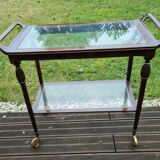 Serving on wooden and glass wheels