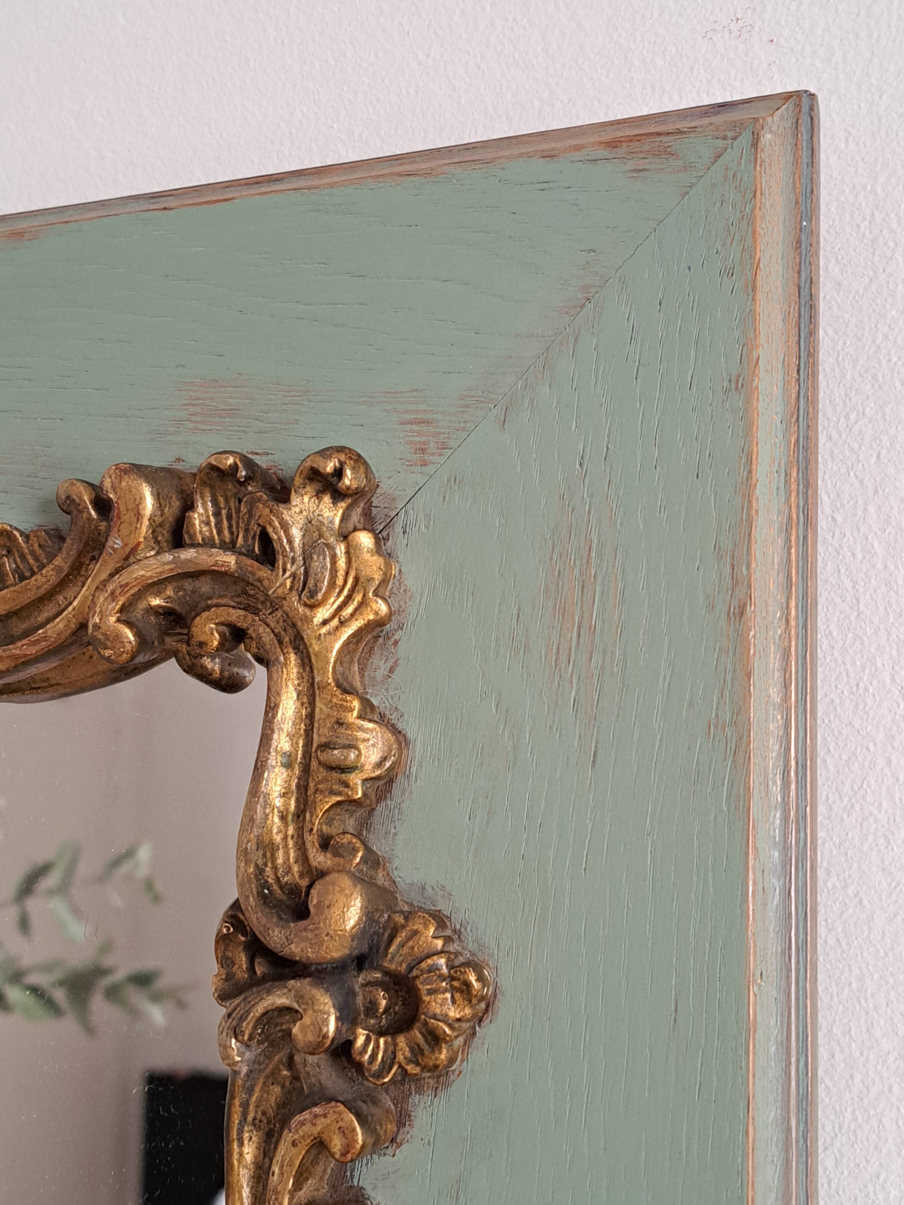 Antique Louis XV style mirror in wood and gilded stucco.
