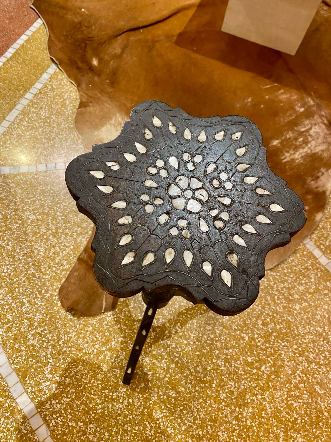 Syrian mother-of-pearl side table / side table