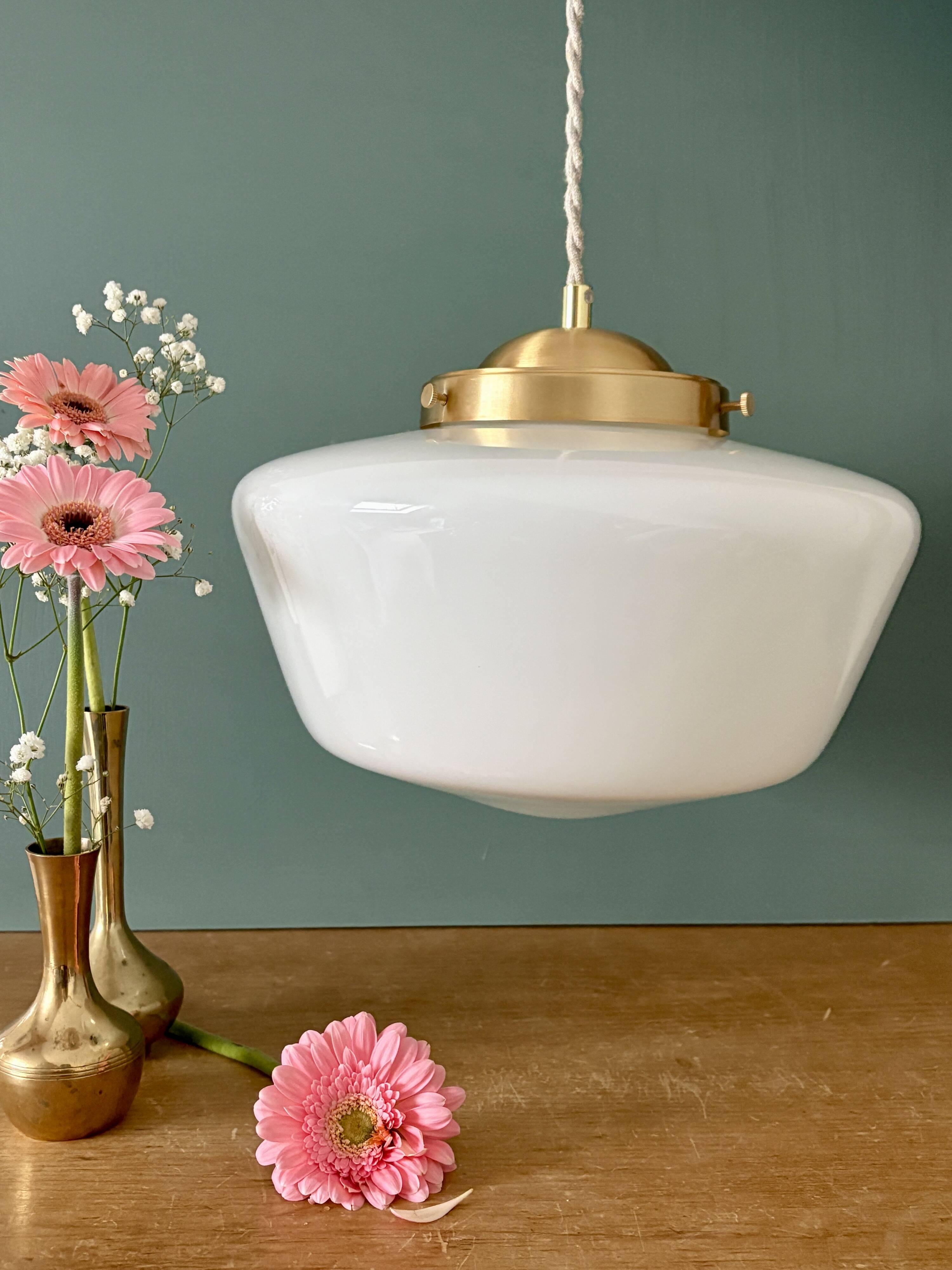 Suspension globe vintage en opaline blanche