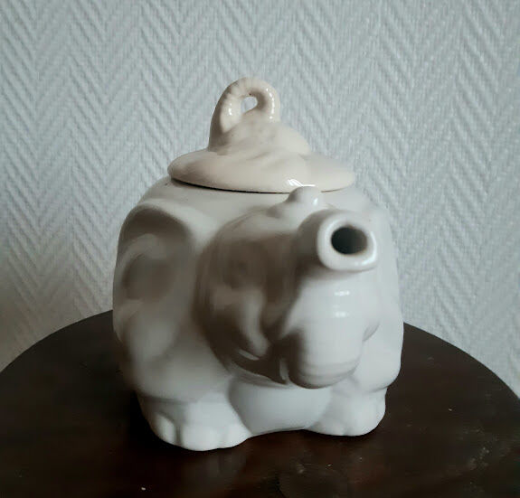Théière vintage éléphant en céramique