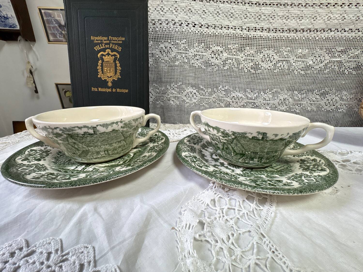 Ensemble de 2 bols à bouillon et soucoupes verts ironstone England