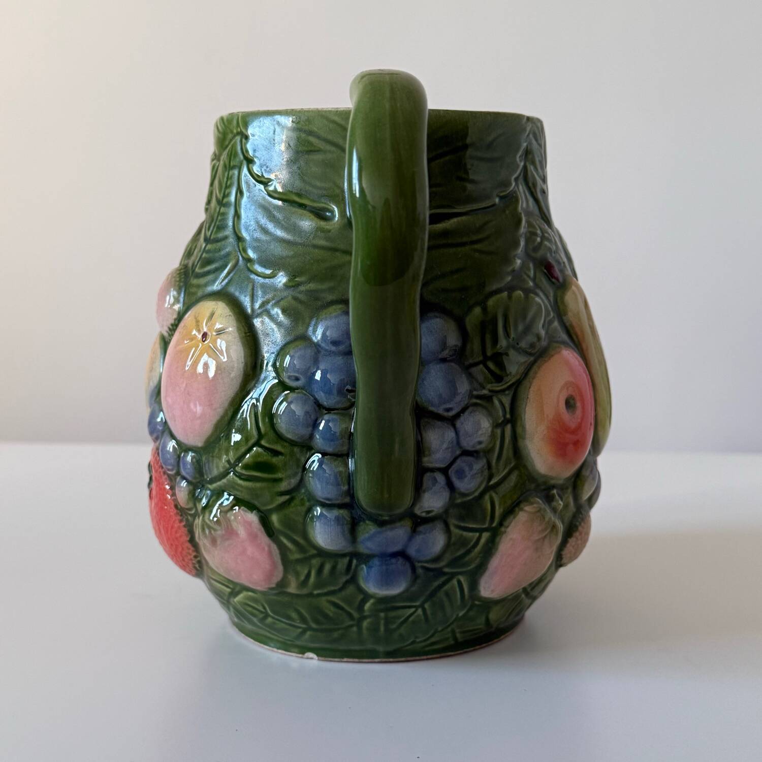 Carafe d’eau en barbotine avec fruits