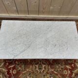 Table basse de style Louis XVI en bois doré et marbre de carrare