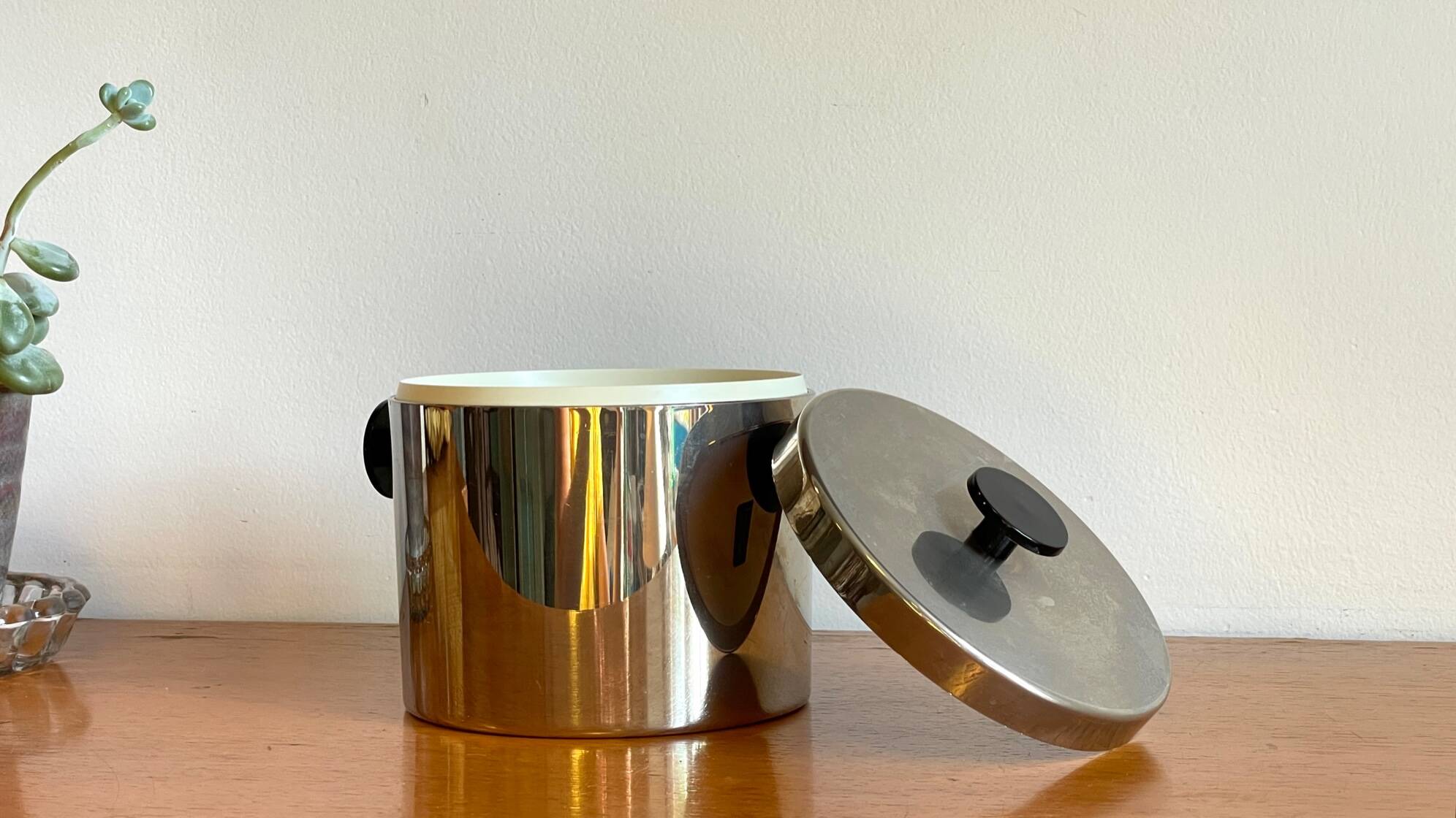 Ice cube tray by freddo therm - swiss patent international