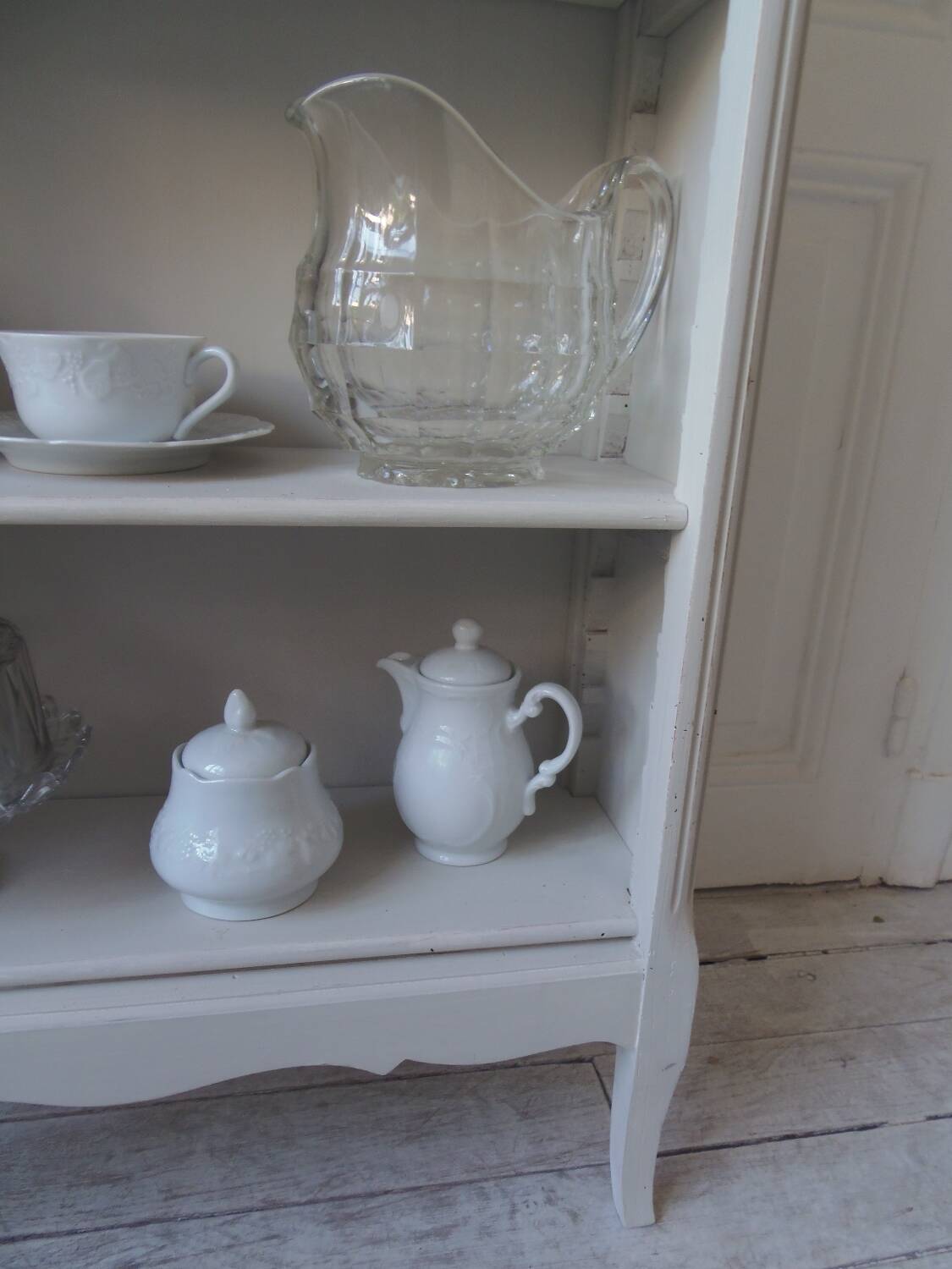 Small bookcase, 2 adjustable pearl gray patinated shelves, wooden top
