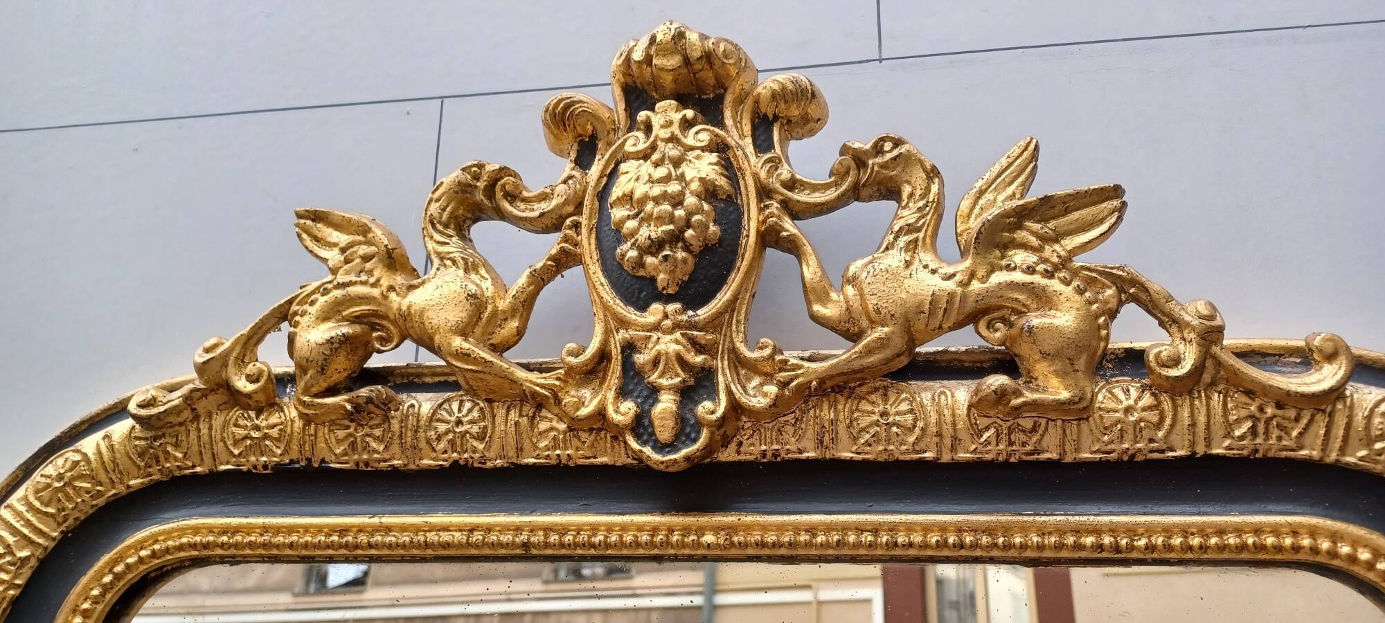Liroir Louis-Philippe gris et doré de style néo-gothique