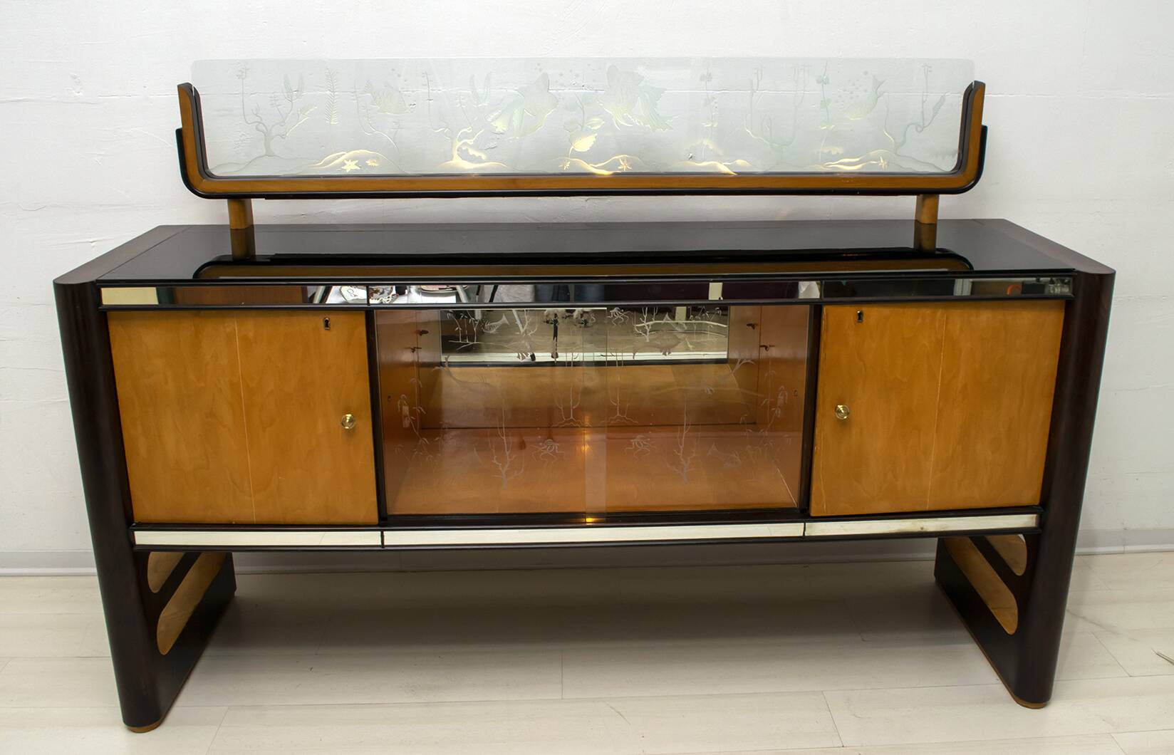 Osvaldo Borsani Mid-Century Modern Italian Walnut and Maple Sideboard, 1950