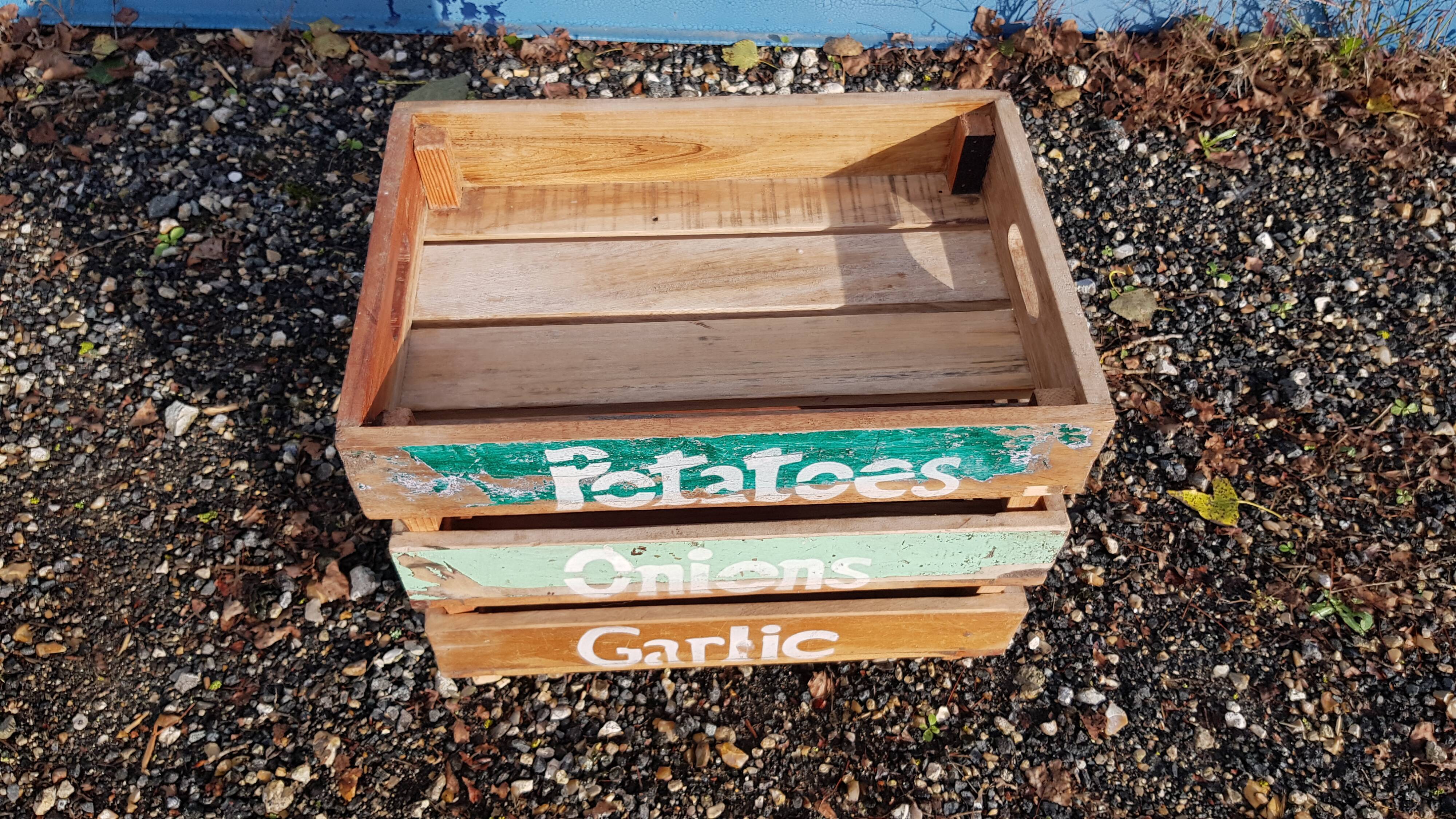 Set of 3 stackable vegetable trays