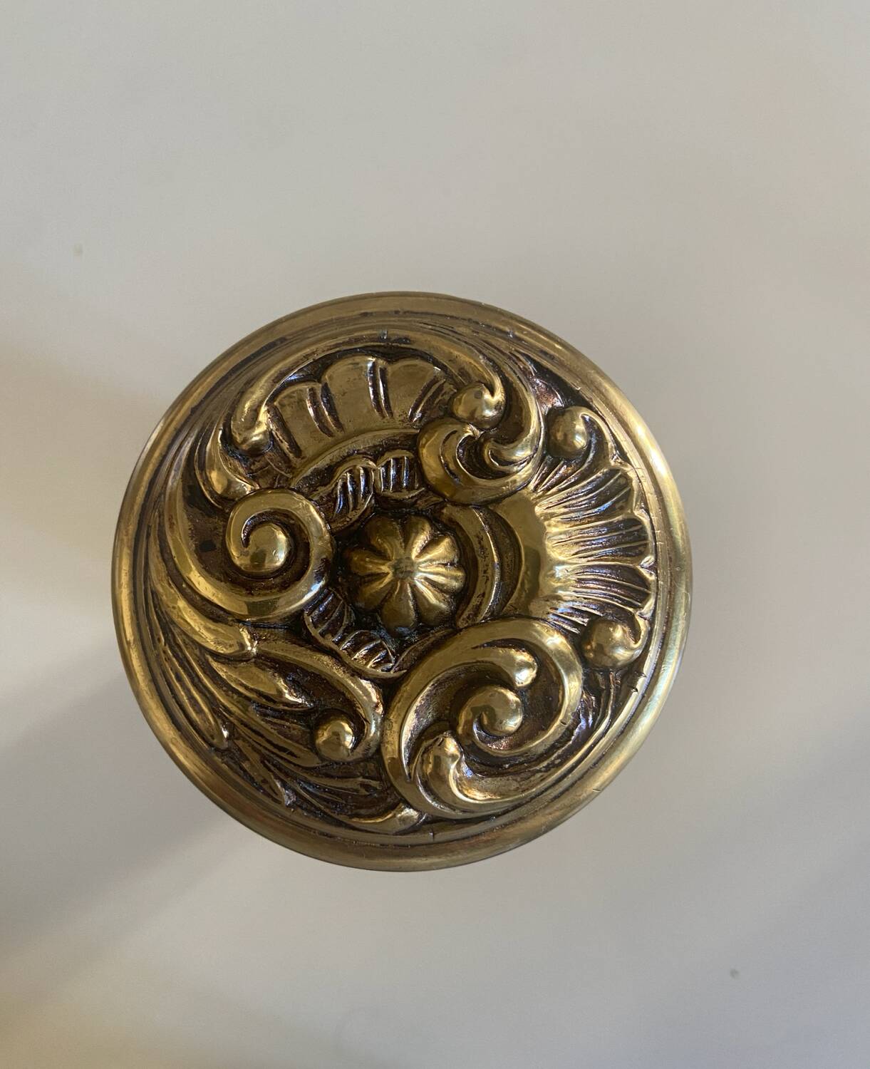 Entrance door pull handle in solid brass