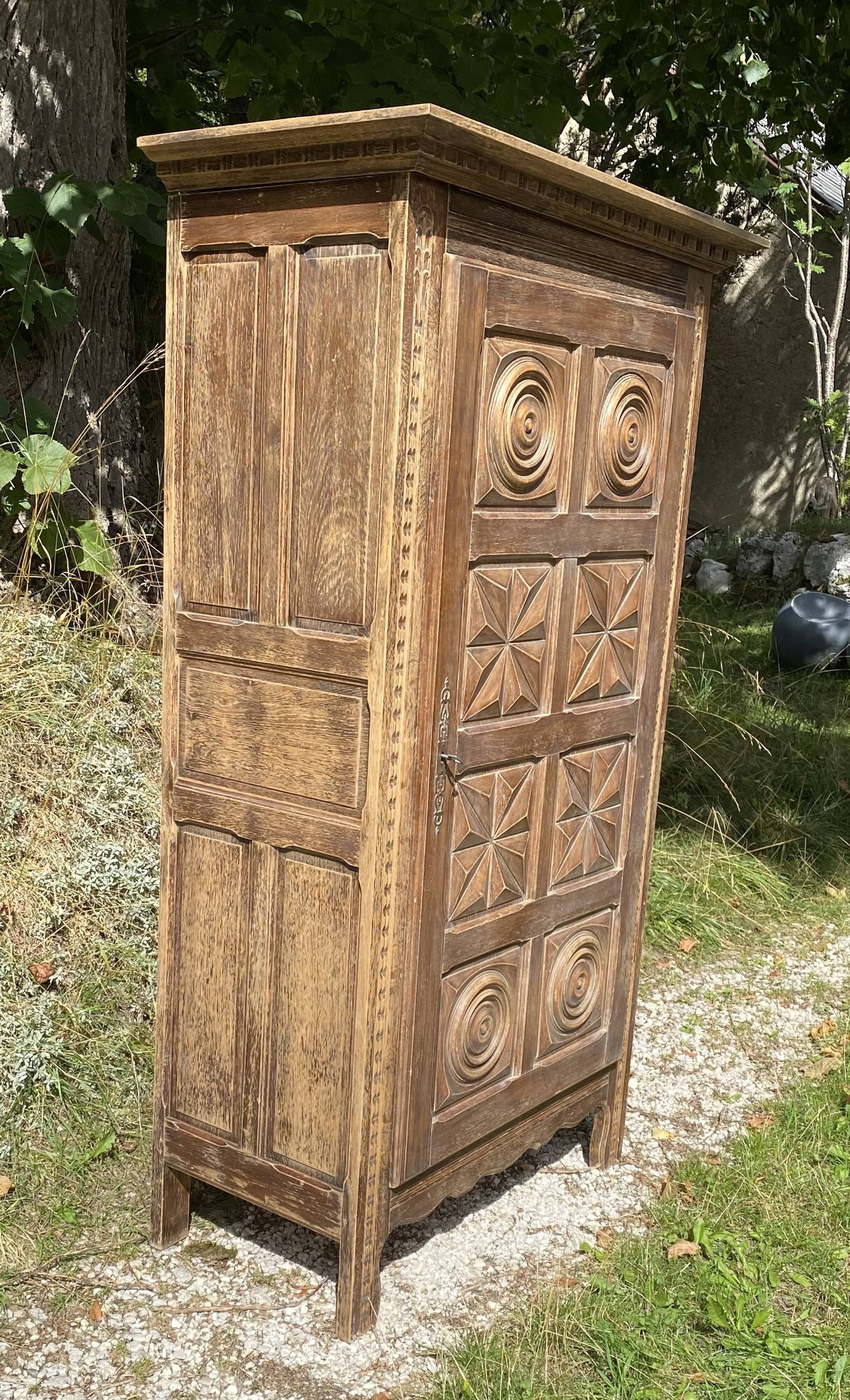 Petite bonnetière vintage 1960 sculptée